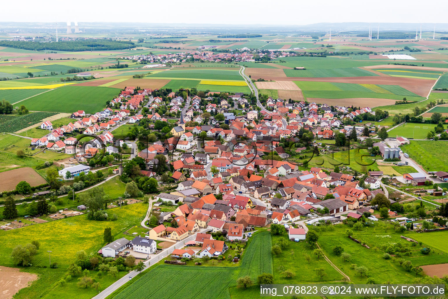 Luftbild von Dorf - Ansicht am Rande von landwirtschaftlichen Feldern und Nutzflächen im Ortsteil Rieden in Hausen im Bundesland Bayern, Deutschland