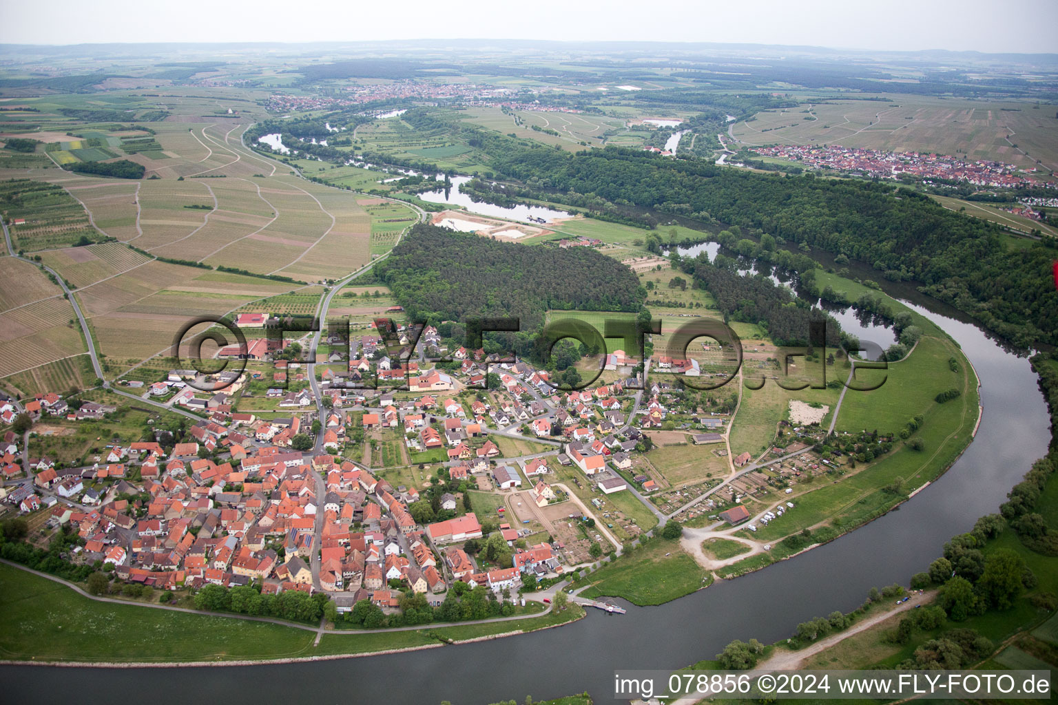 Dorfkern an den Fluß- Uferbereichen der Mainschleife in Volkach in Fahr im Bundesland Bayern, Deutschland
