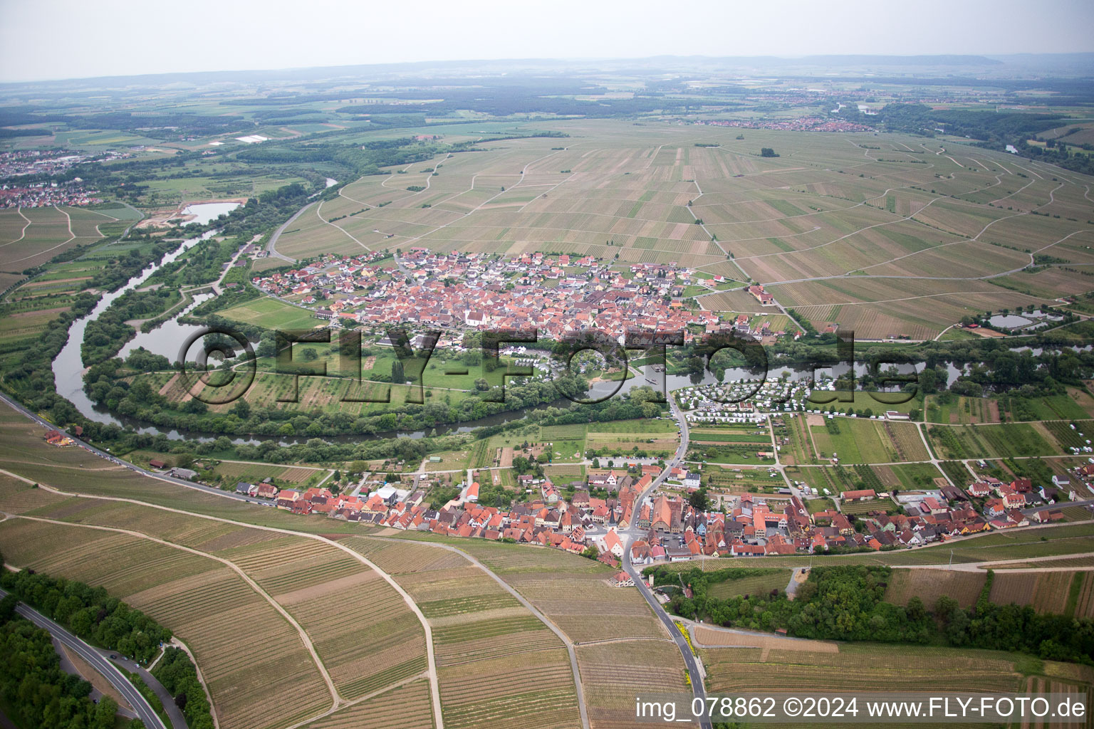 Luftbild von Dorfkern an den Fluß- Uferbereichen der Mainschleife in Volkach in Fahr im Bundesland Bayern, Deutschland