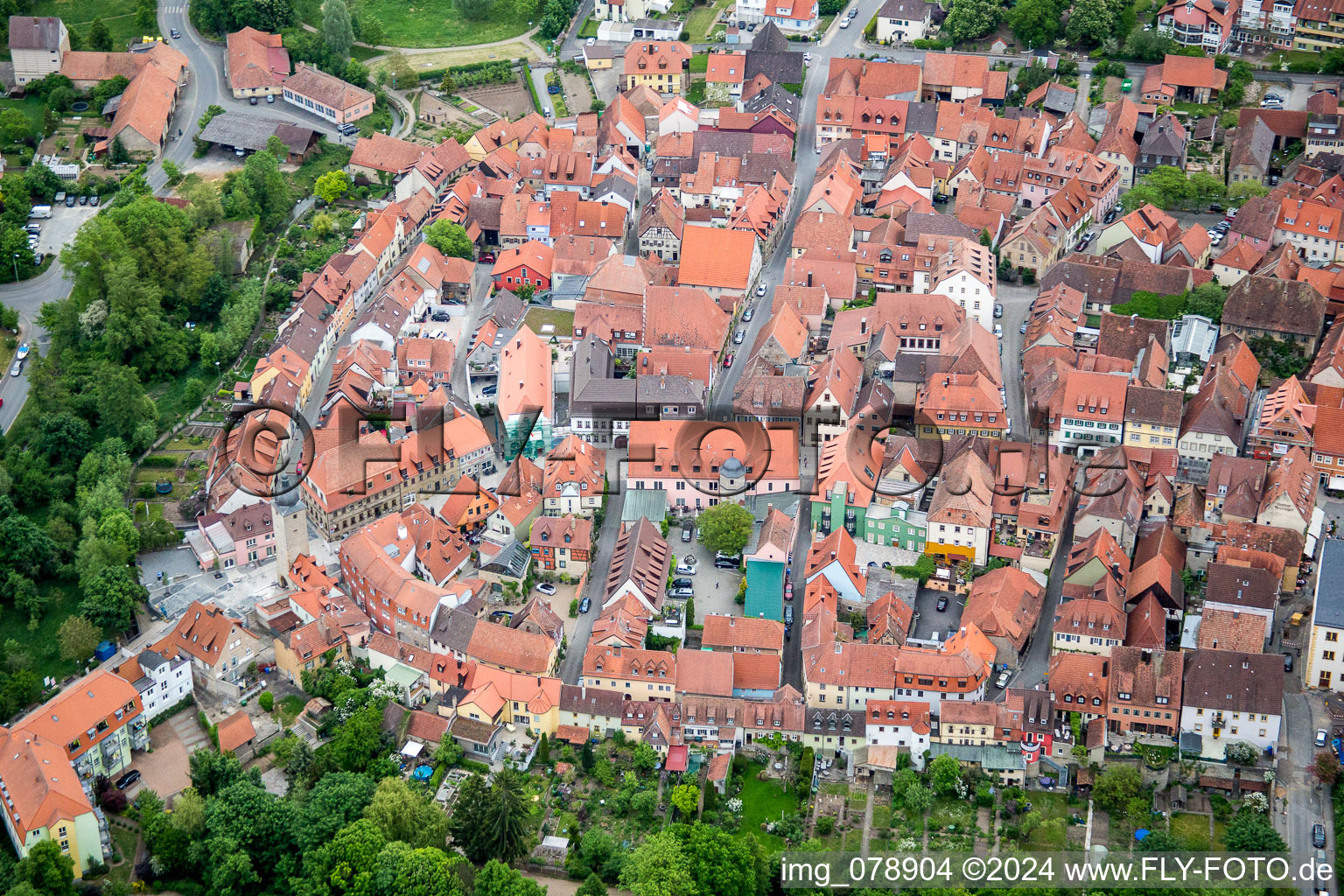 Luftbild von Altstadtbereich und Innenstadtzentrum in Volkach im Bundesland Bayern, Deutschland