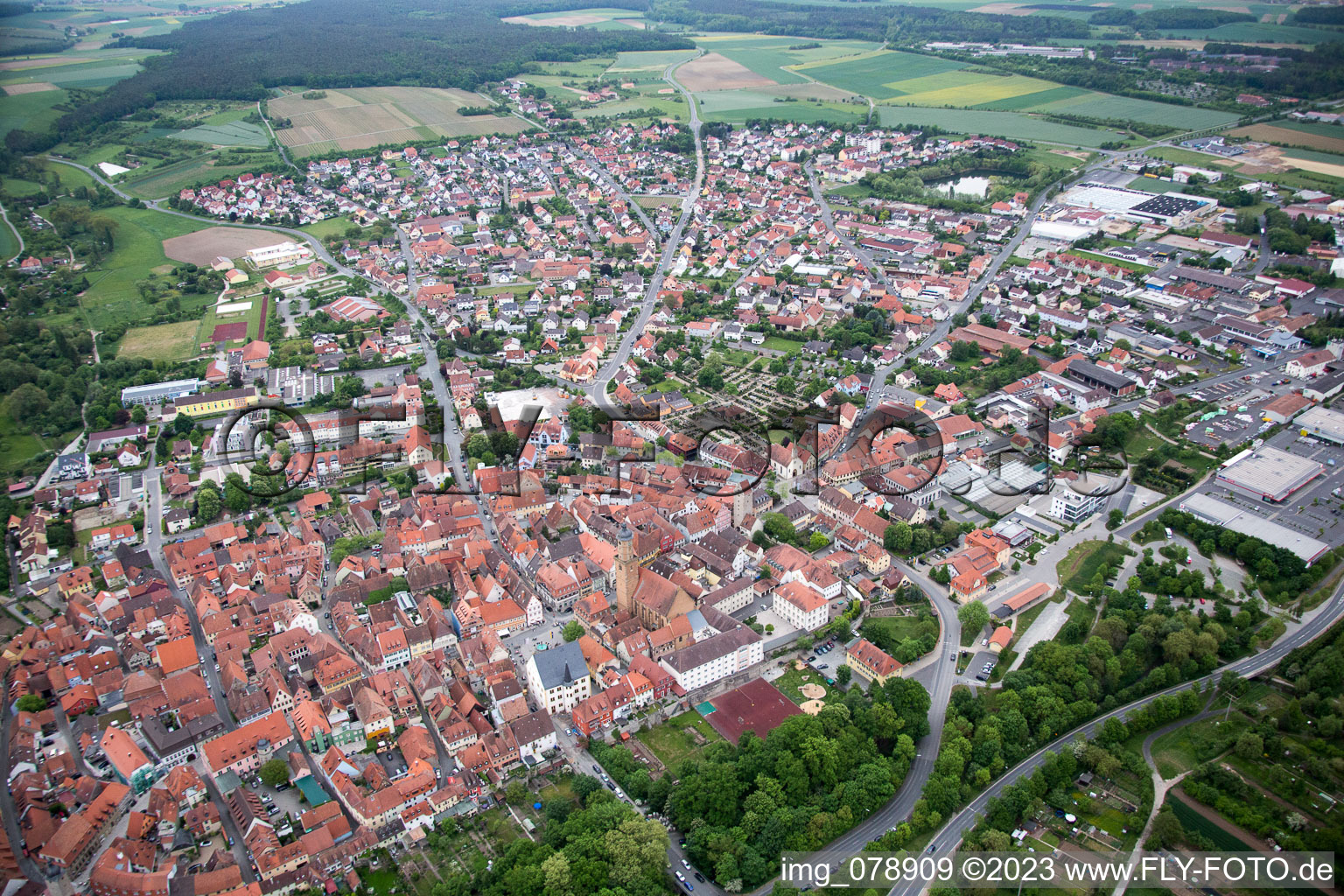 Volkach im Bundesland Bayern, Deutschland aus der Drohnenperspektive