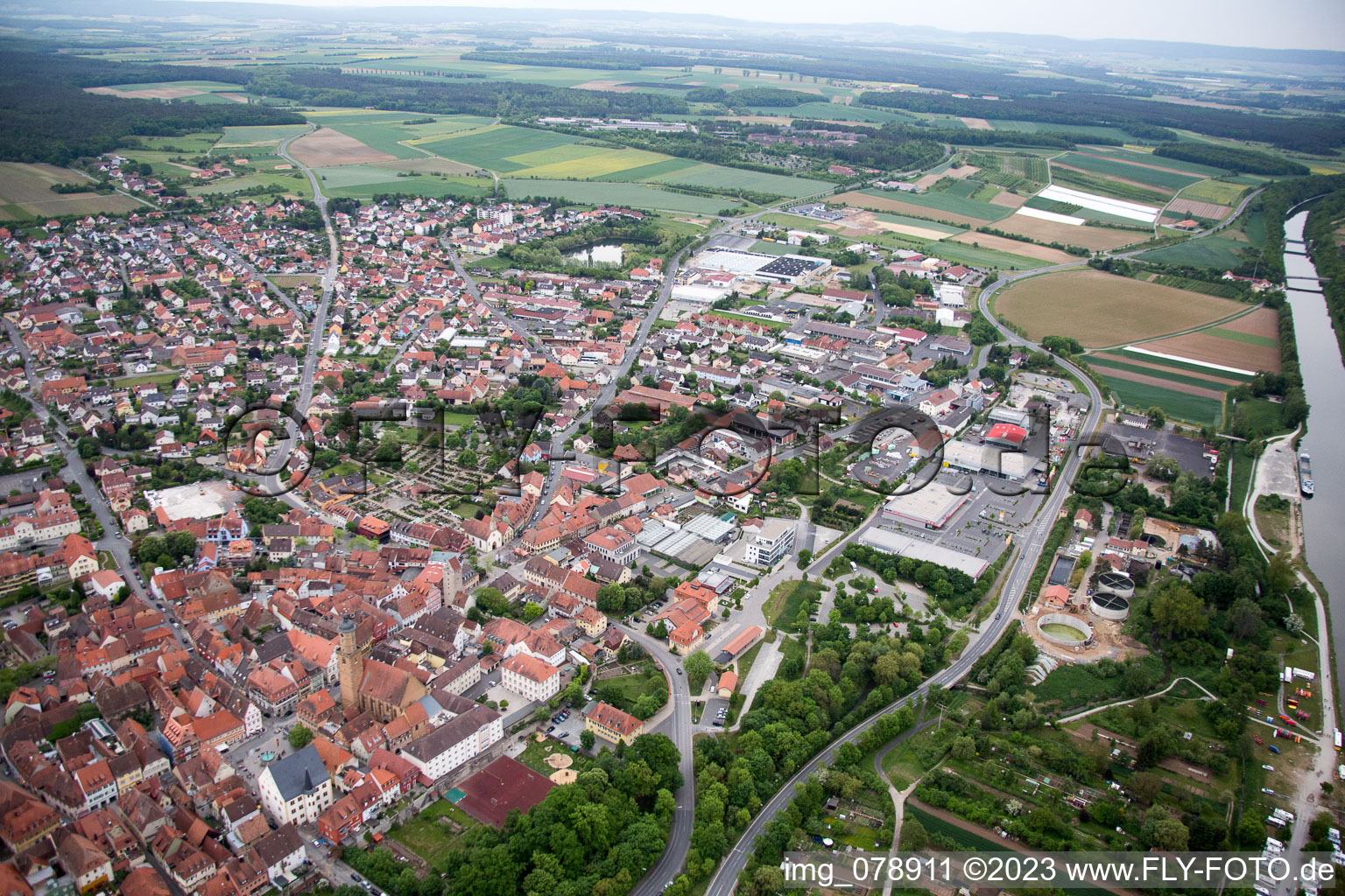Volkach im Bundesland Bayern, Deutschland von der Drohne aus gesehen