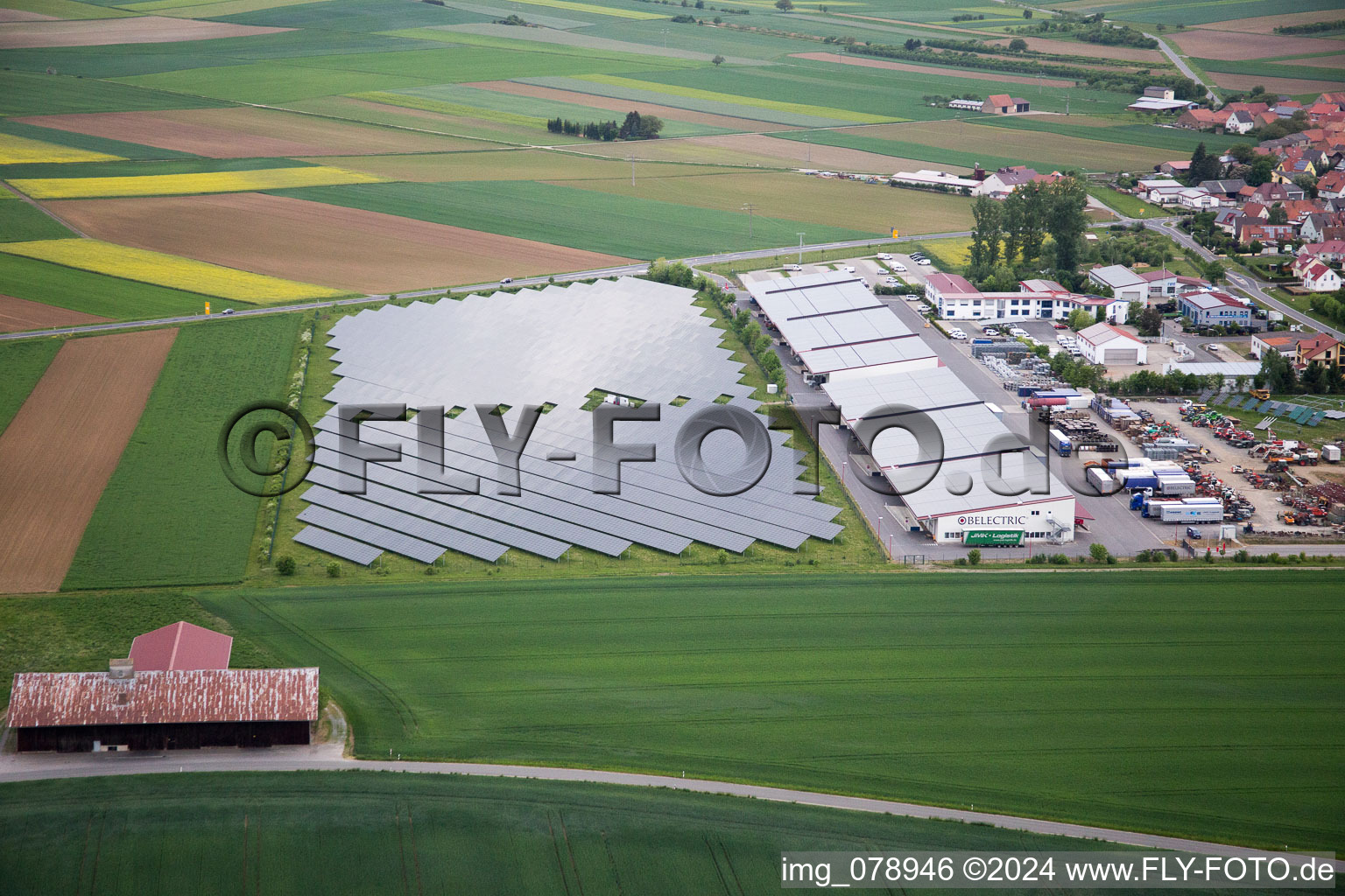 Luftbild von Solarenergie Freiflächenanlage von BELECTRIC GmbH im Ortsteil Wadenbrunn in Kolitzheim im Bundesland Bayern, Deutschland