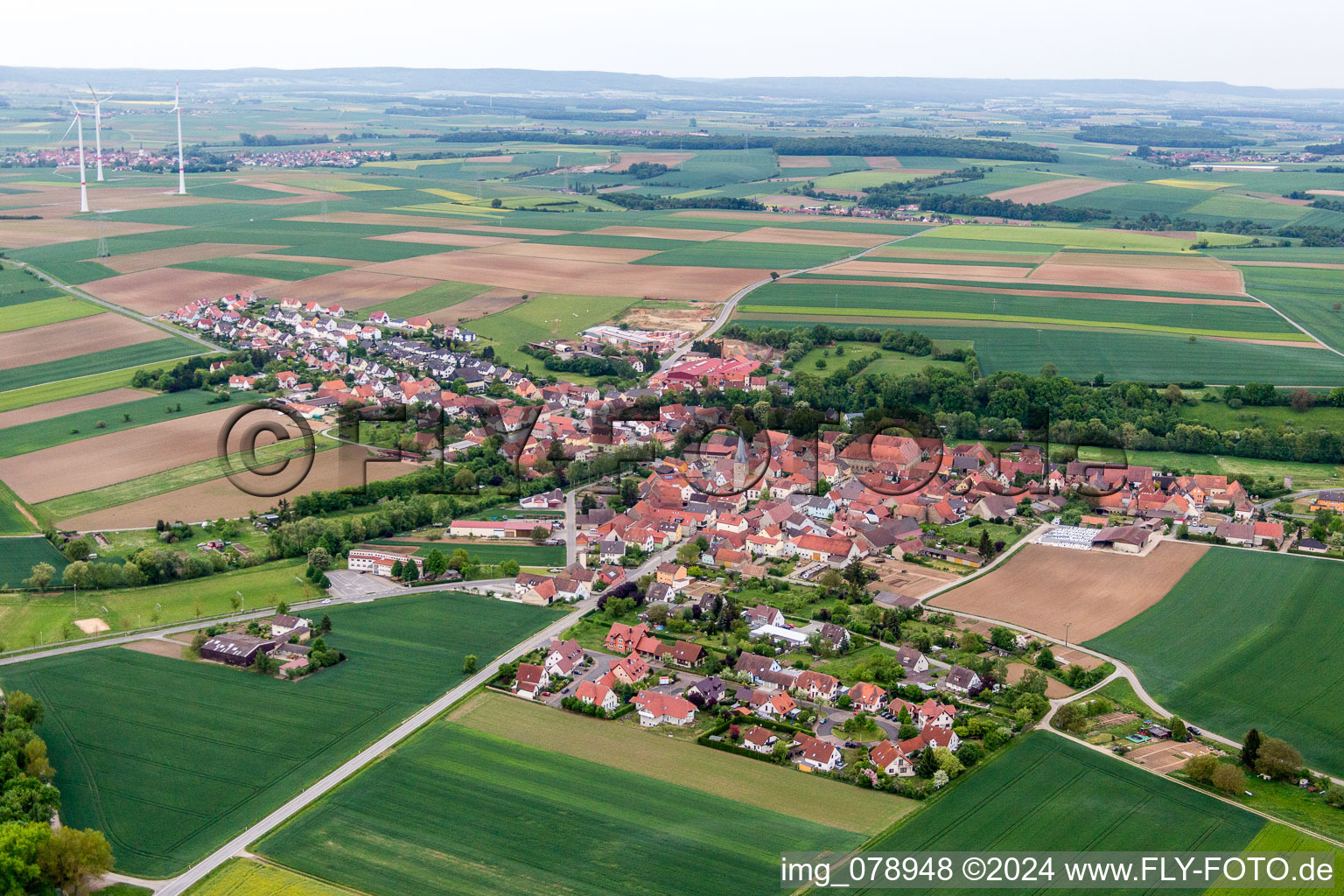 Dorf - Ansicht am Rande von landwirtschaftlichen Feldern und Nutzflächen in Zeilitzheim im Bundesland Bayern, Deutschland