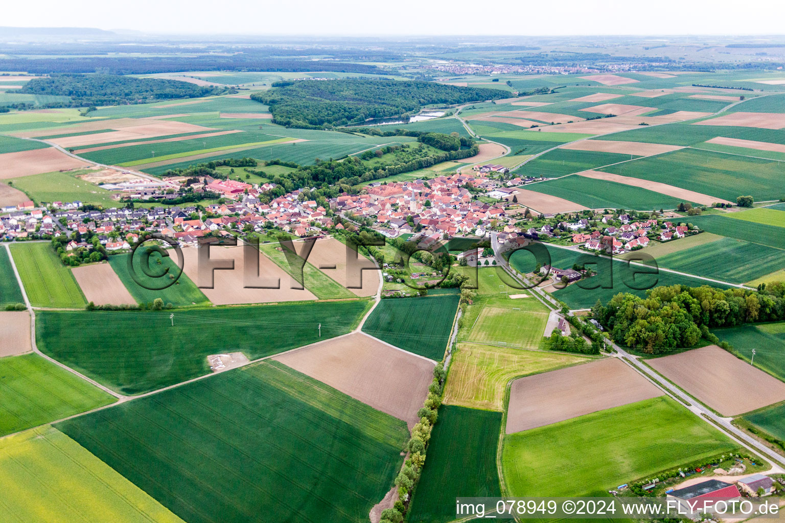 Luftbild von Dorf - Ansicht am Rande von landwirtschaftlichen Feldern und Nutzflächen in Zeilitzheim im Bundesland Bayern, Deutschland