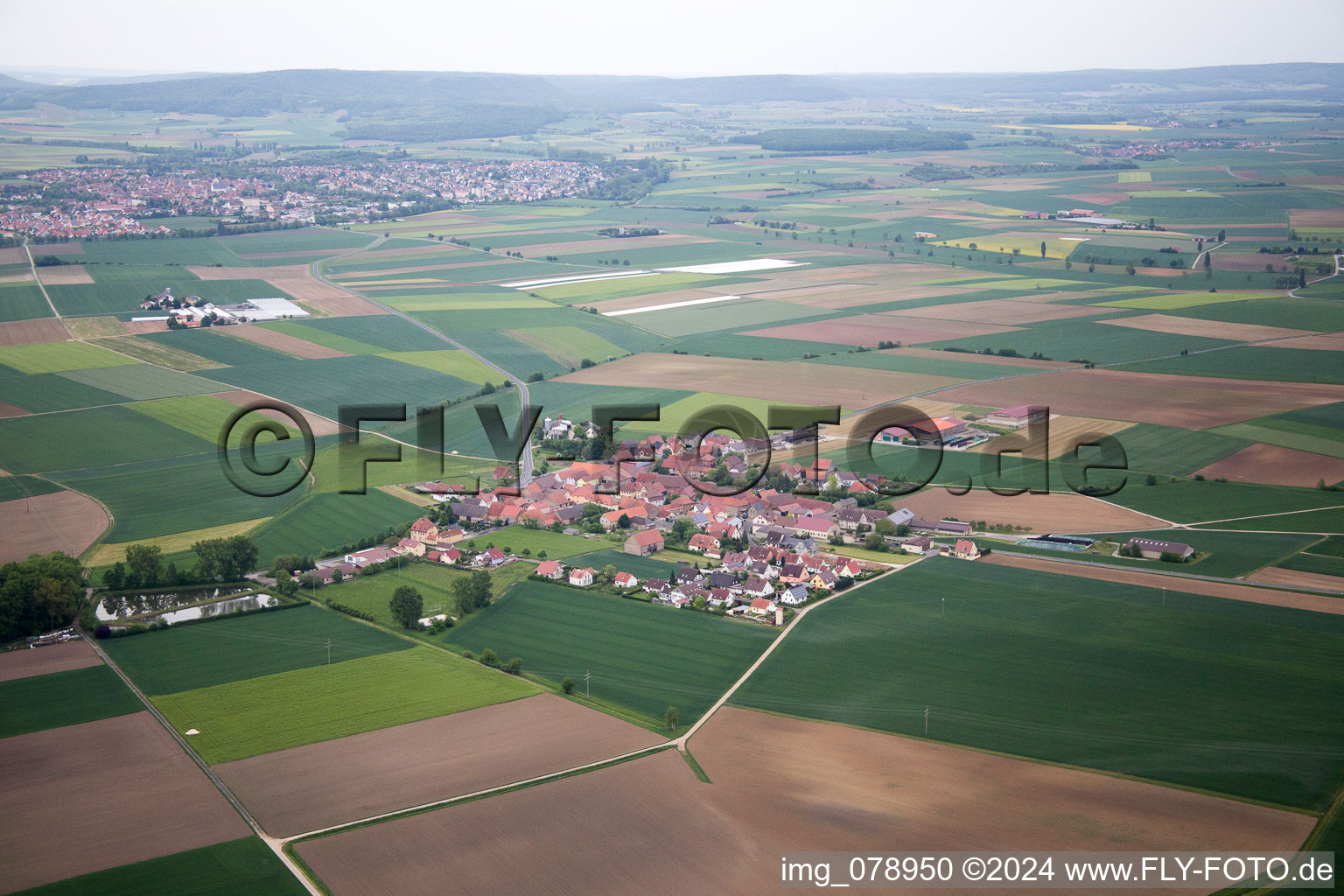 Dorf - Ansicht am Rande von landwirtschaftlichen Feldern und Nutzflächen im Ortsteil Brünnstadt in Frankenwinheim im Bundesland Bayern, Deutschland