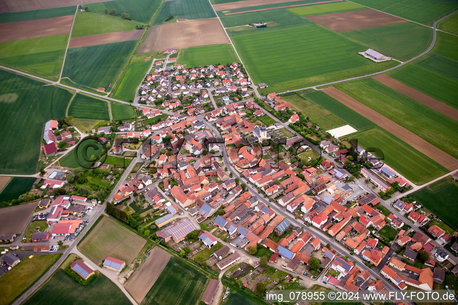 Luftbild von Dorf - Ansicht im Ortsteil Herlheim in Kolitzheim im Bundesland Bayern, Deutschland