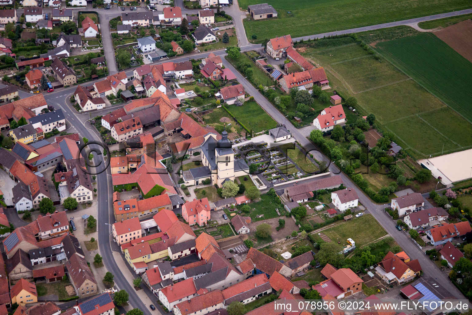 Luftaufnahme von Dorf - Ansicht im Ortsteil Herlheim in Kolitzheim im Bundesland Bayern, Deutschland