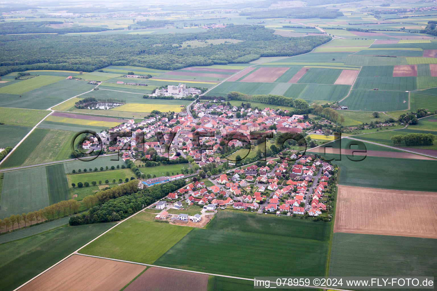Ortsansicht der Straßen und Häuser der Wohngebiete im Ortsteil Mönchstockheim in Sulzheim im Bundesland Bayern, Deutschland