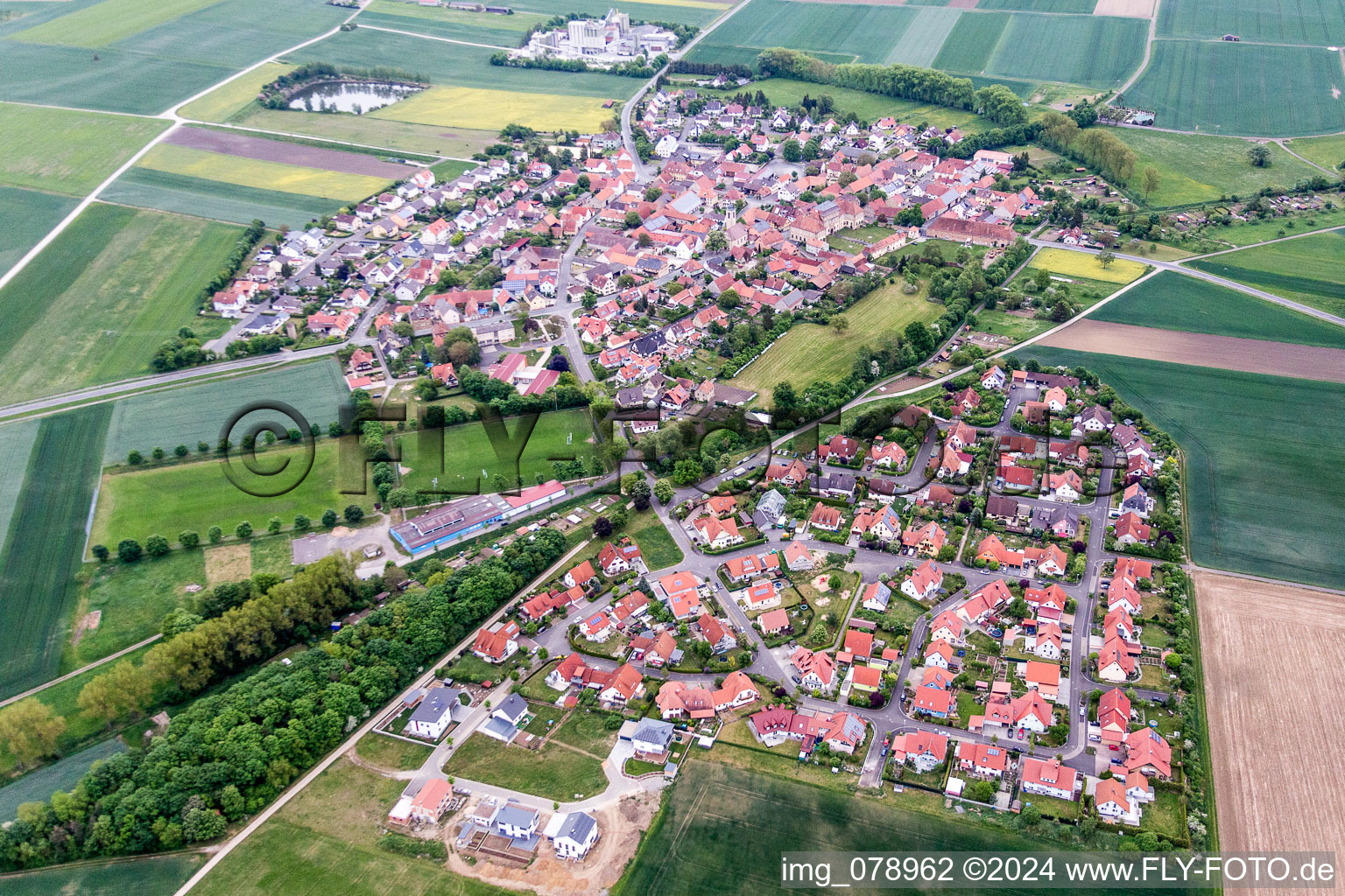 Dorf - Ansicht am Rande von landwirtschaftlichen Feldern und Nutzflächen in Sulzheim im Bundesland Bayern, Deutschland