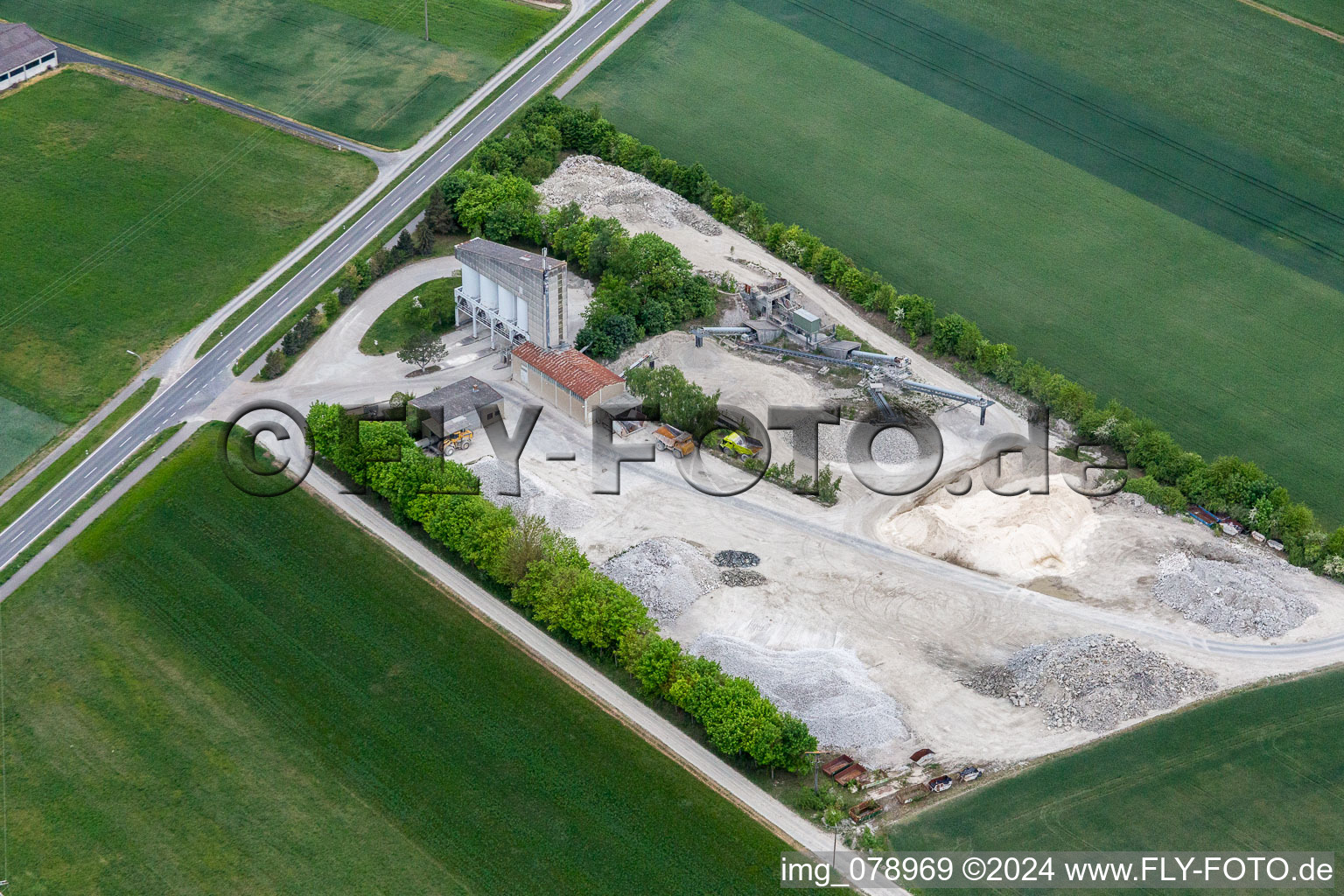 Kies- Tagebau des Beton- und Baustoffmischwerks in Sulzheim im Bundesland Bayern, Deutschland