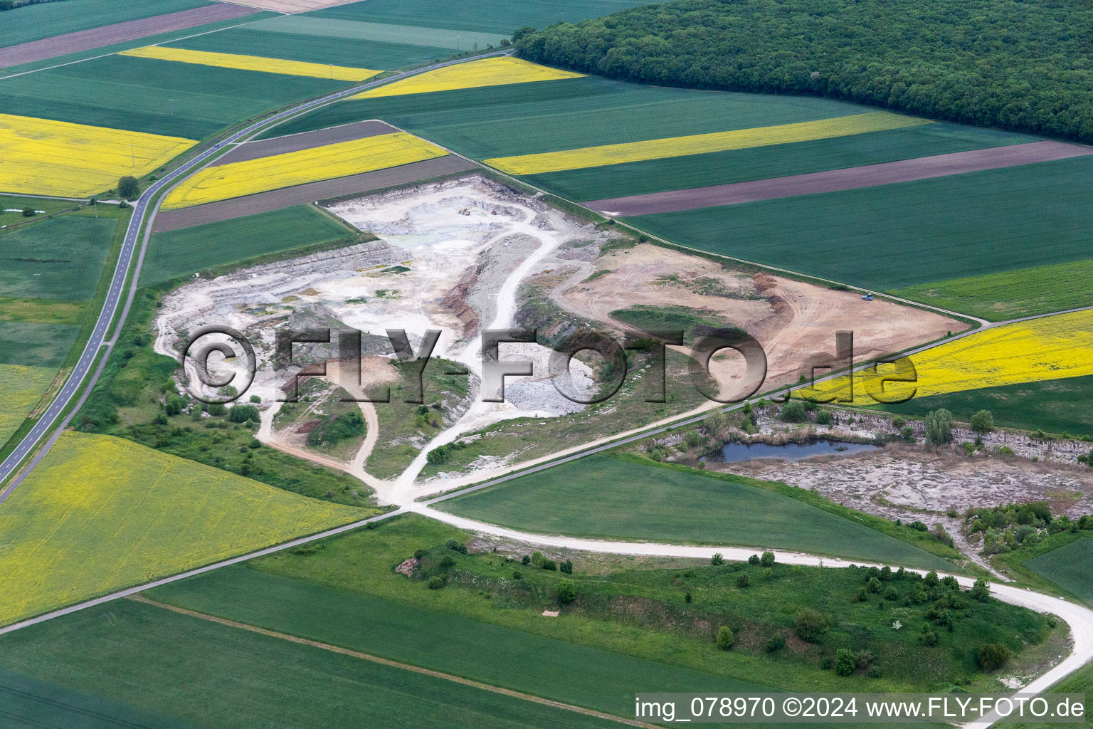 Luftbild von Kies- Tagebau des Beton- und Baustoffmischwerks in Sulzheim im Bundesland Bayern, Deutschland
