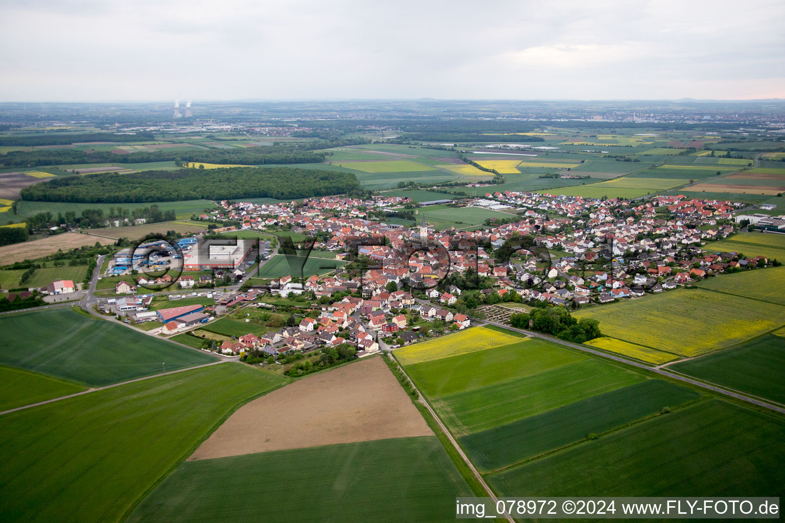 Dorf - Ansicht am Rande von landwirtschaftlichen Feldern und Nutzflächen in Grettstadt im Bundesland Bayern, Deutschland