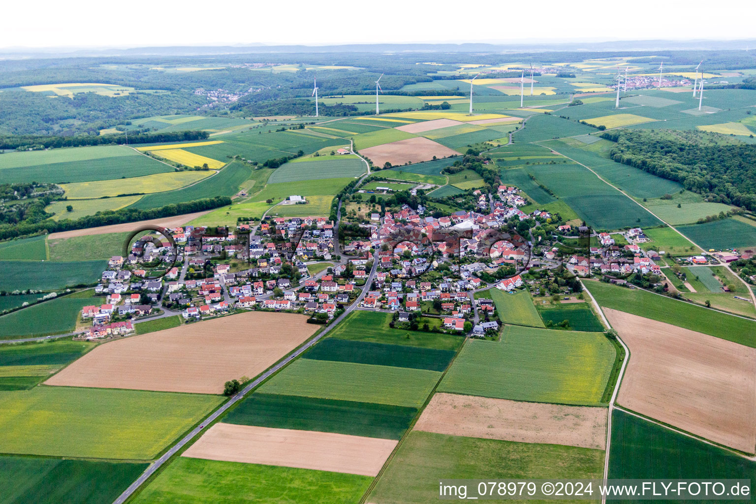 Dorf - Ansicht am Rande von landwirtschaftlichen Feldern und Nutzflächen im Ortsteil Forst in Schonungen im Bundesland Bayern, Deutschland