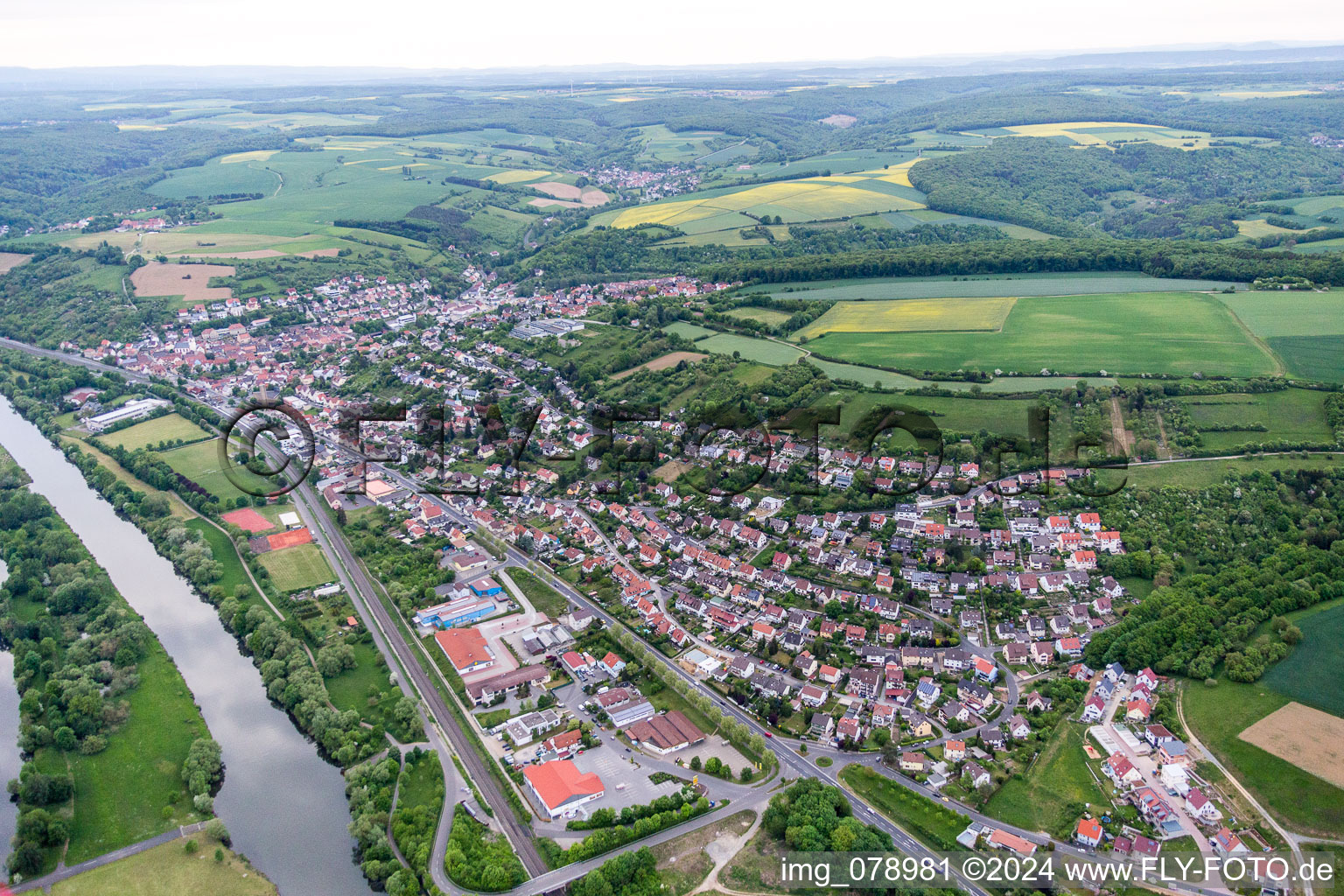 Dorfkern an den Fluß- Uferbereichen des Main in Schonungen im Bundesland Bayern, Deutschland