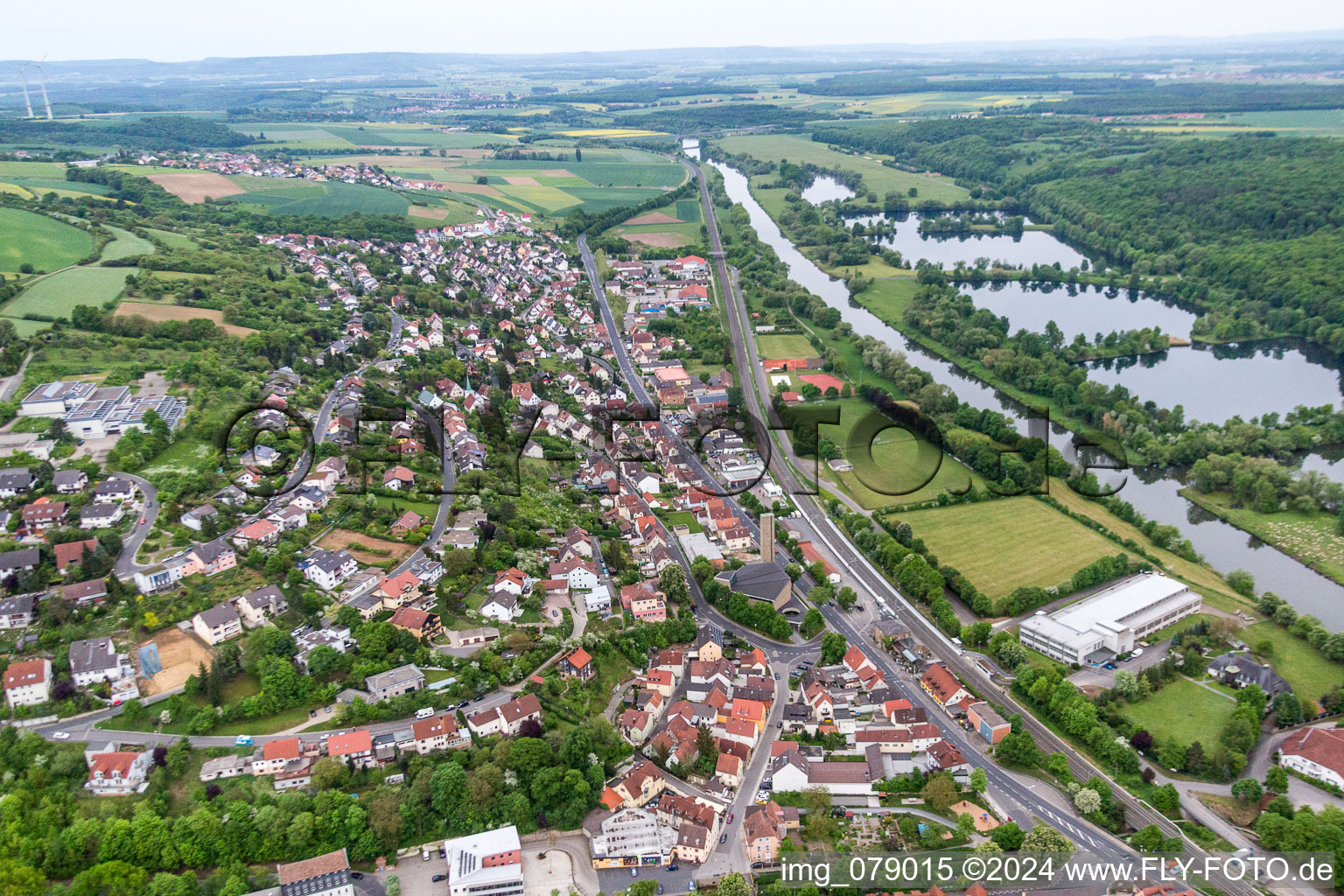 Luftbild von Dorfkern an den Fluß- Uferbereichen des Main in Schonungen im Bundesland Bayern, Deutschland