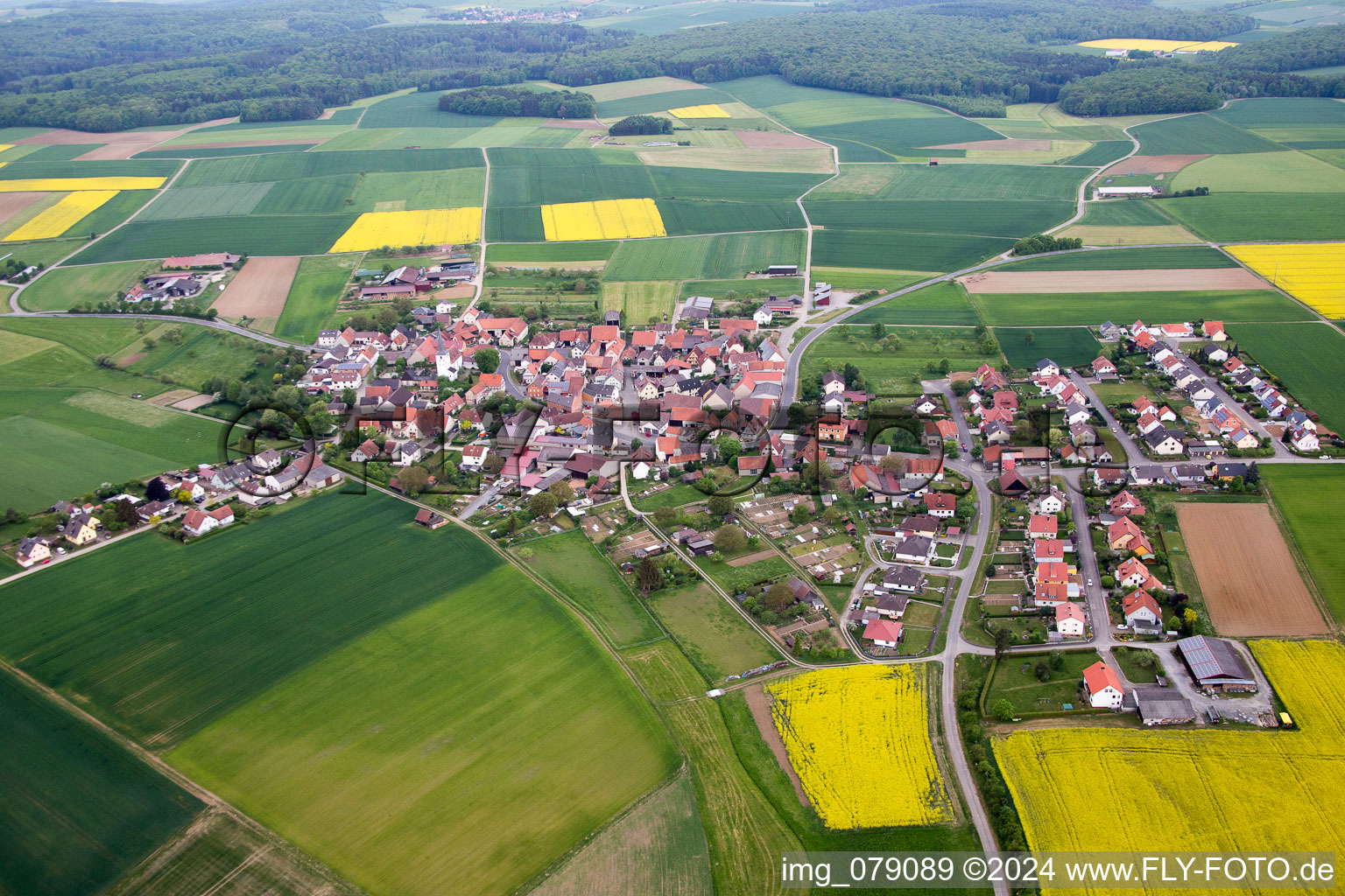 Luftbild von Dorf - Ansicht am Rande von landwirtschaftlichen Feldern und Nutzflächen in Ebertshausen im Bundesland Bayern, Deutschland