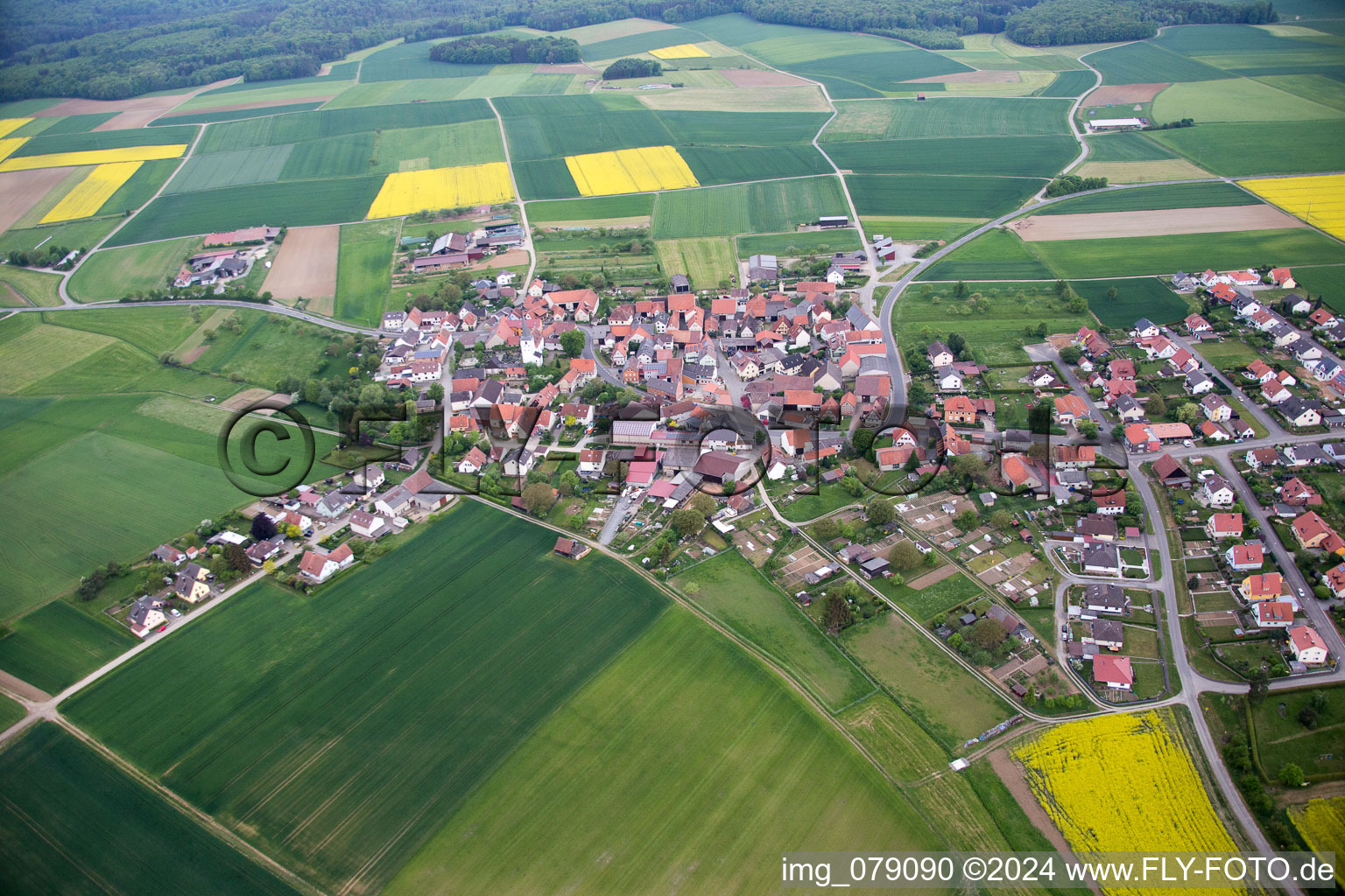 Luftaufnahme von Dorf - Ansicht am Rande von landwirtschaftlichen Feldern und Nutzflächen in Ebertshausen im Bundesland Bayern, Deutschland