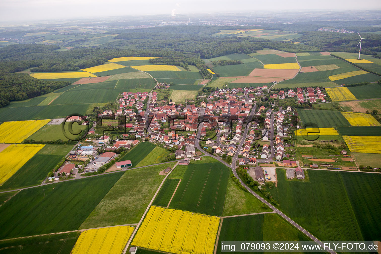 Dorf - Ansicht am Rande von landwirtschaftlichen Feldern und Nutzflächen im Ortsteil Hesselbach in Üchtelhausen im Bundesland Bayern, Deutschland