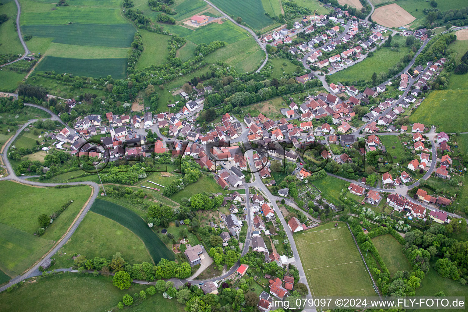 Dorf - Ansicht am Rande von landwirtschaftlichen Feldern und Nutzflächen im Ortsteil Hausen in Schonungen im Bundesland Bayern, Deutschland