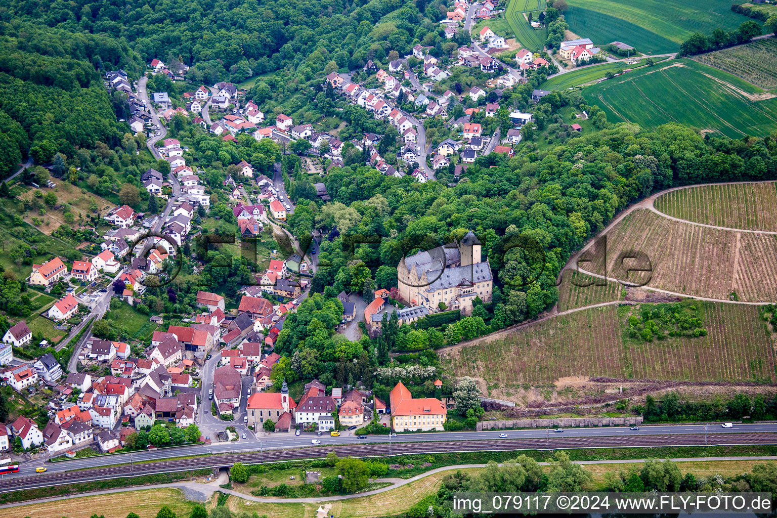 Luftbild von Burganlage des Schloß Schloss Mainberg im Ortsteil Mainberg in Schonungen im Bundesland Bayern, Deutschland