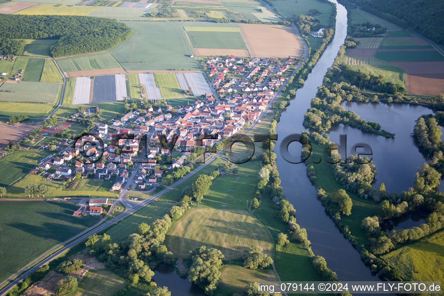 Dorfkern an den Fluß- Uferbereichen des Main im Ortsteil Hirschfeld in Röthlein im Bundesland Bayern, Deutschland