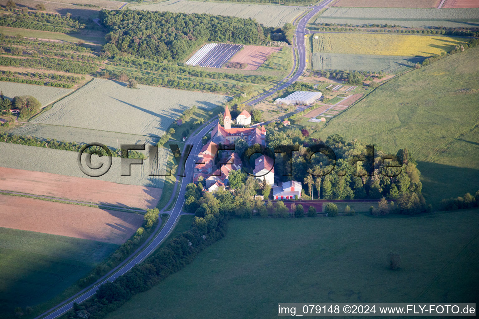 Gebäudekomplex des Mädchenpensionat Antonia-Werr-Zentrum im Kloster in Kloster St. Ludwig in Kolitzheim im Bundesland Bayern, Deutschland