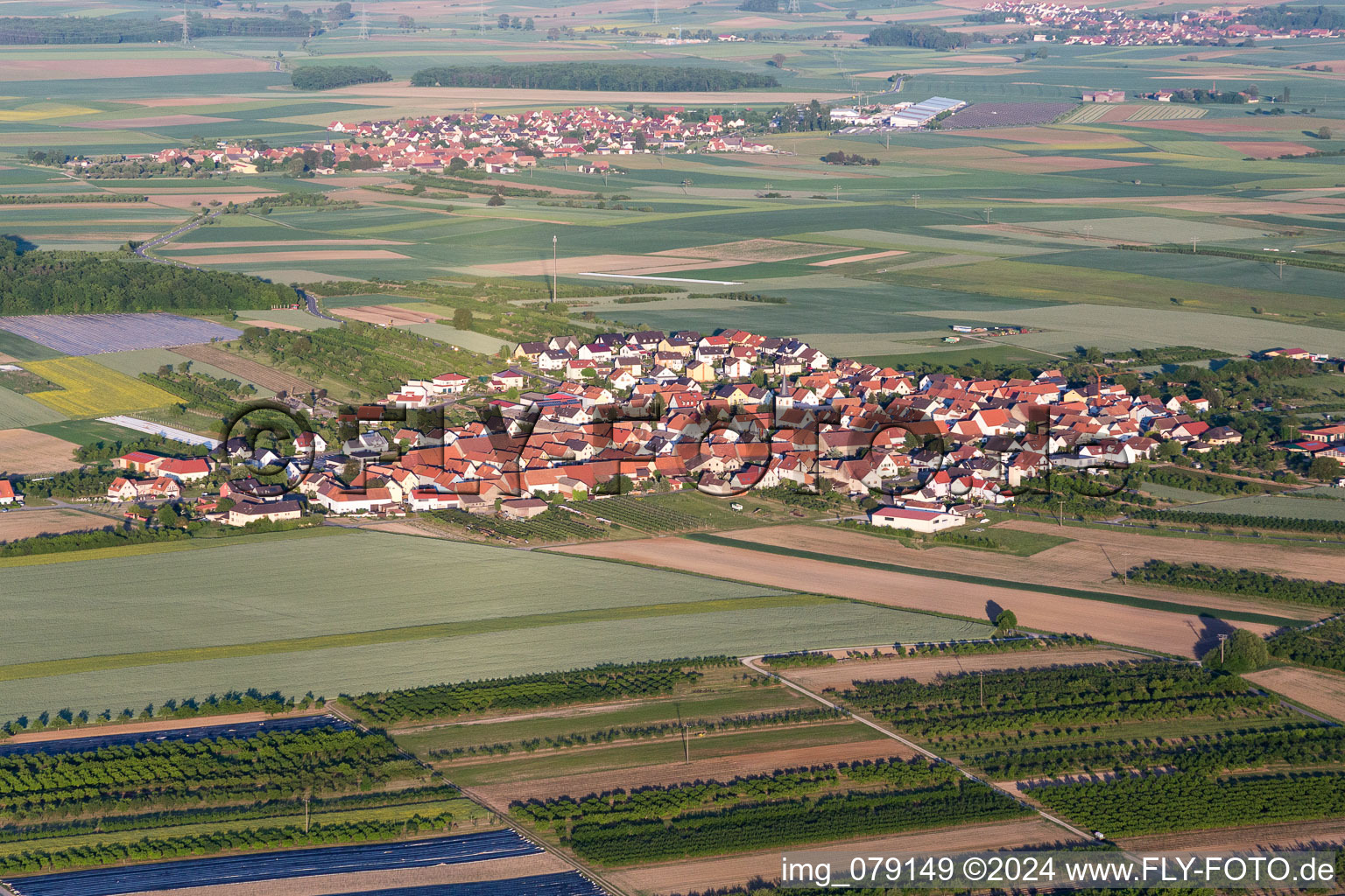 Dorf - Ansicht am Rande von landwirtschaftlichen Feldern und Nutzflächen im Ortsteil Theilheim in Waigolshausen im Bundesland Bayern, Deutschland