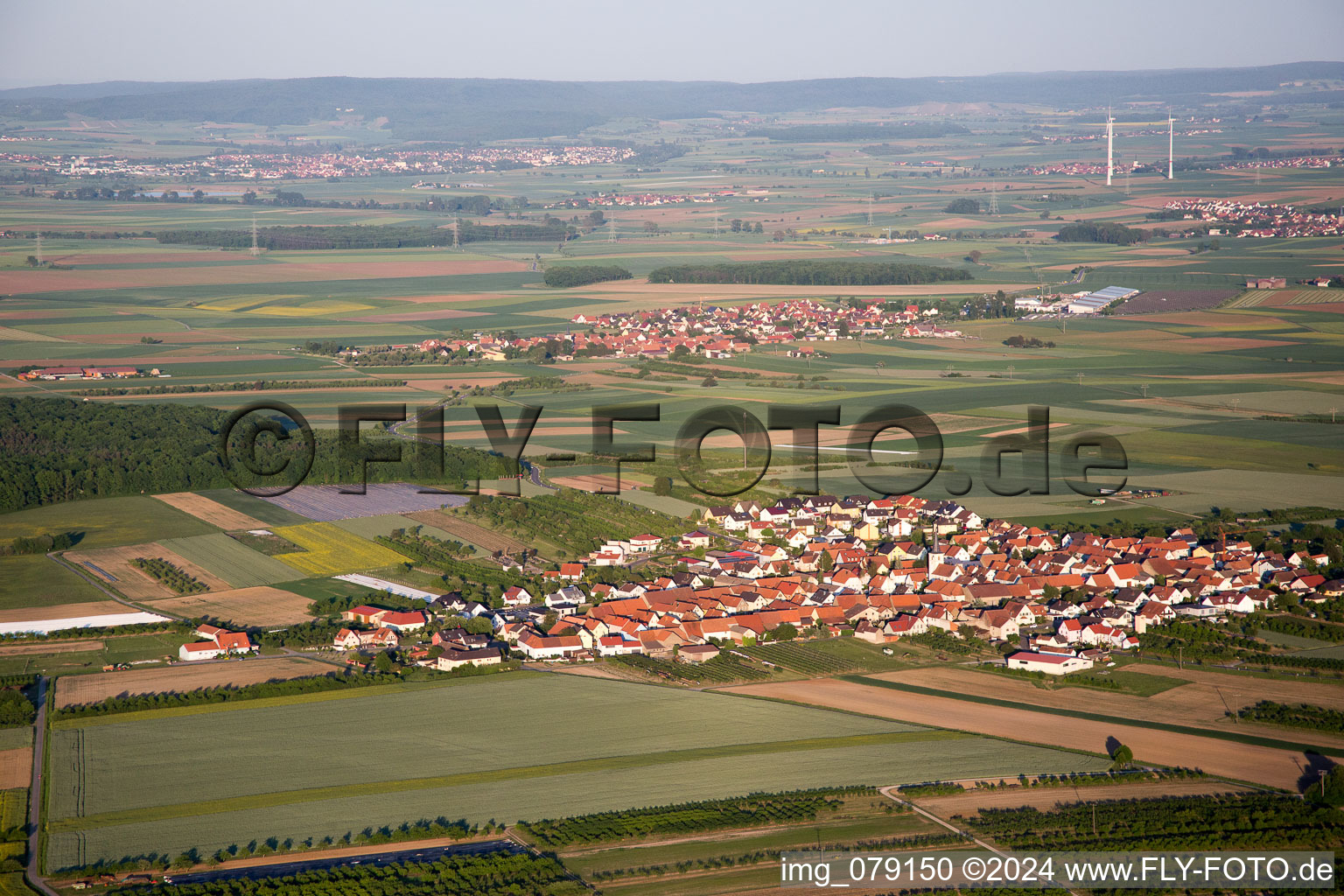 Luftbild von Dorf - Ansicht am Rande von landwirtschaftlichen Feldern und Nutzflächen im Ortsteil Theilheim in Waigolshausen im Bundesland Bayern, Deutschland