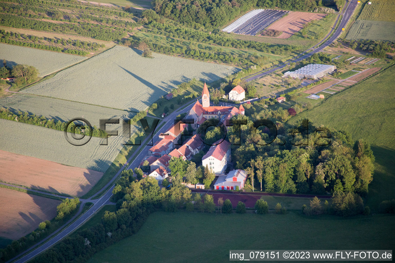Luftbild von Gebäudekomplex des Mädchenpensionat Antonia-Werr-Zentrum im Kloster in Kloster St. Ludwig in Kolitzheim im Bundesland Bayern, Deutschland