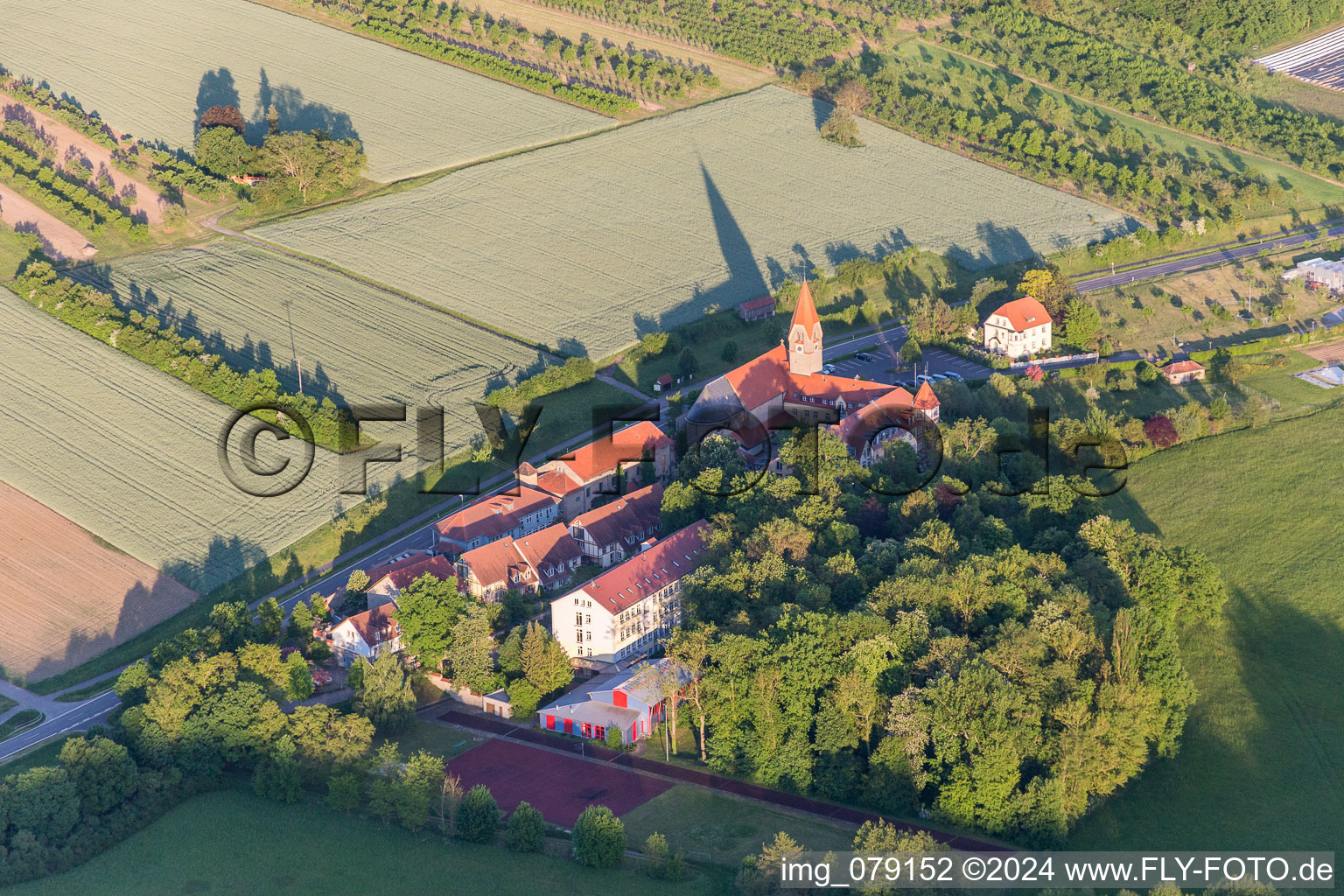 Luftaufnahme von Gebäudekomplex des Mädchenpensionat Antonia-Werr-Zentrum im Kloster in Kloster St. Ludwig in Kolitzheim im Bundesland Bayern, Deutschland