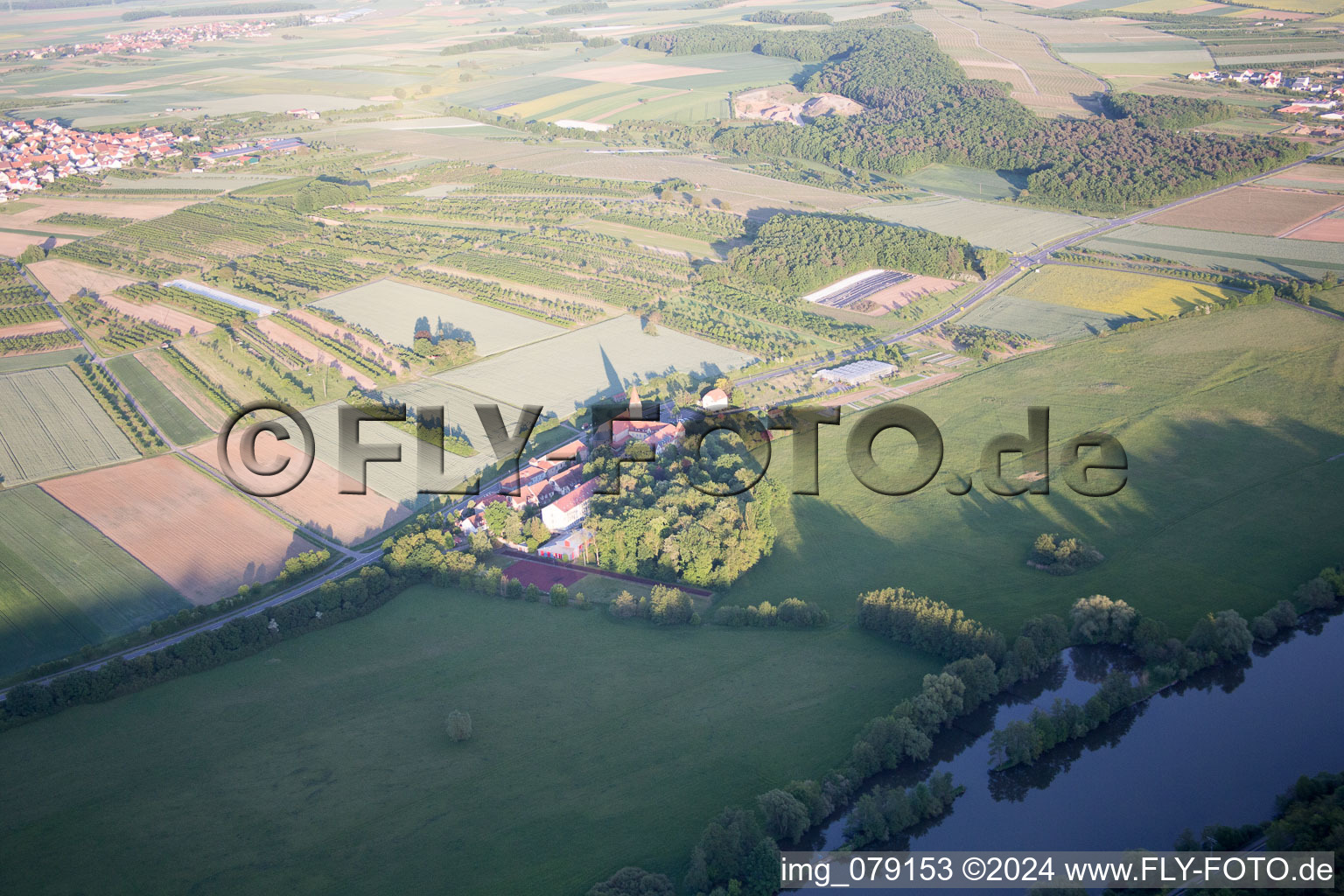 Schrägluftbild von Gebäudekomplex des Mädchenpensionat Antonia-Werr-Zentrum im Kloster in Kloster St. Ludwig in Kolitzheim im Bundesland Bayern, Deutschland