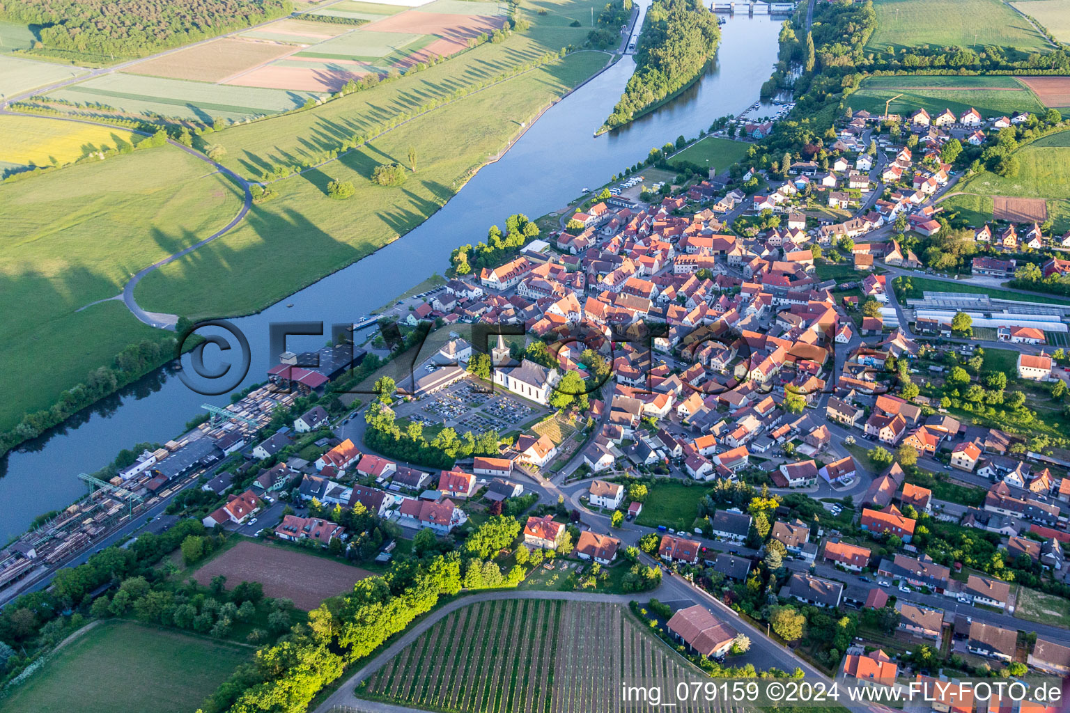 Dorfkern an den Fluß- Uferbereichen des Main in Wipfeld im Bundesland Bayern, Deutschland