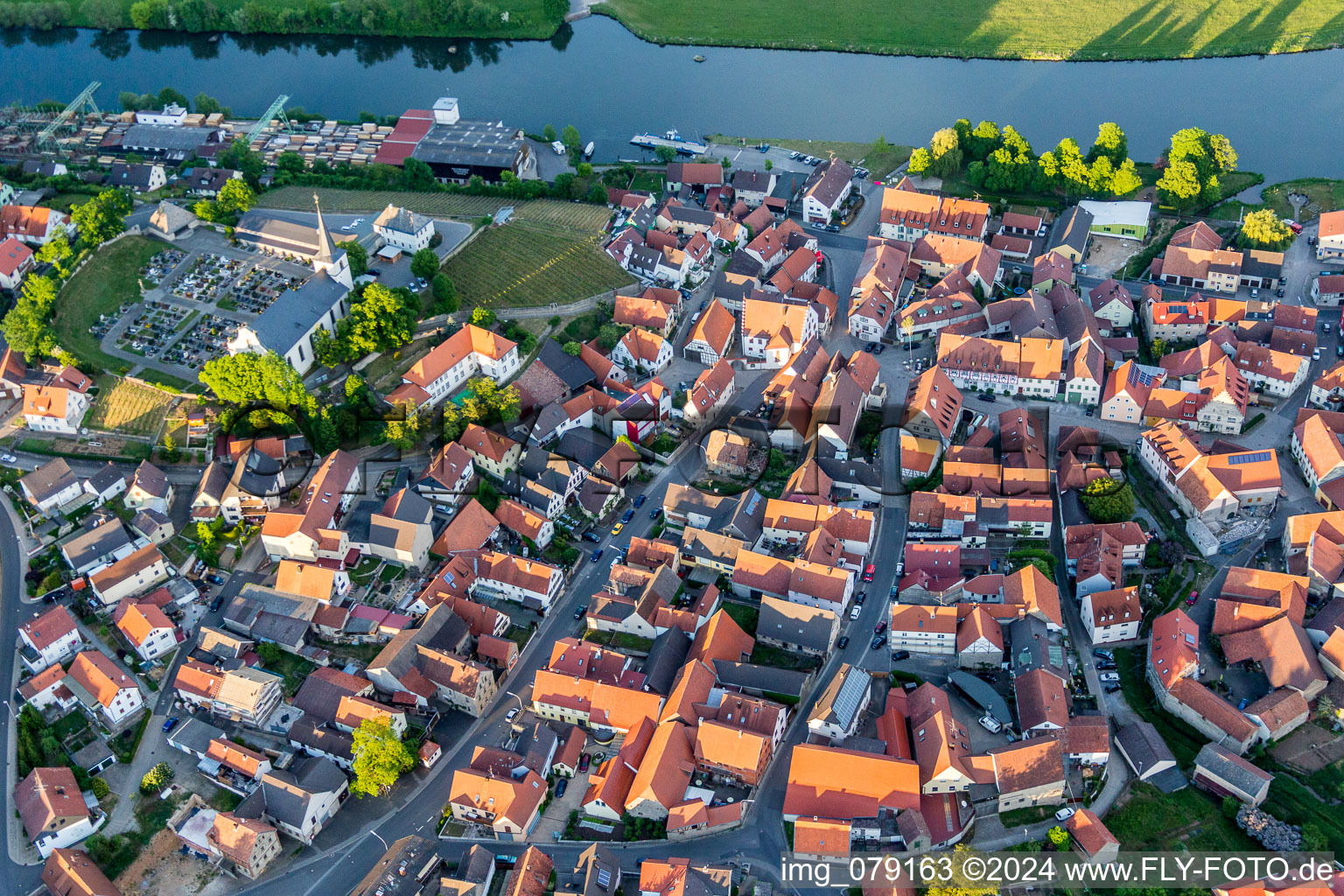Luftbild von Dorfkern an den Fluß- Uferbereichen des Main in Wipfeld im Bundesland Bayern, Deutschland