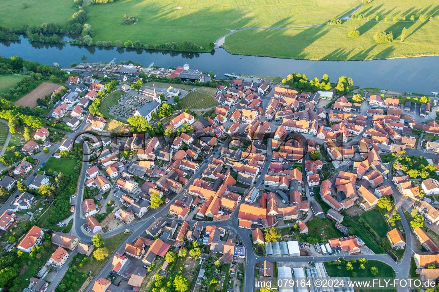 Luftaufnahme von Dorfkern an den Fluß- Uferbereichen des Main in Wipfeld im Bundesland Bayern, Deutschland