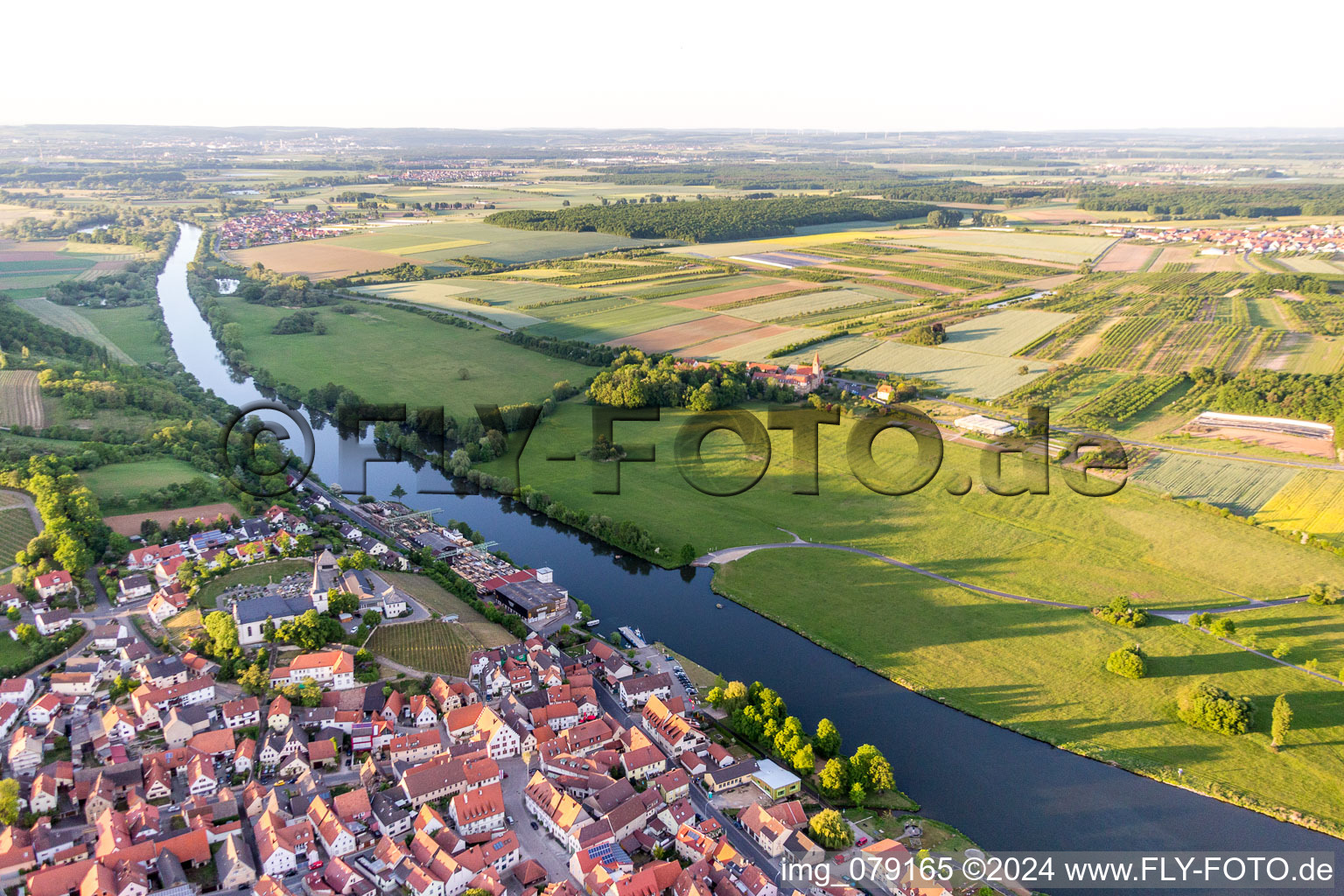 Schrägluftbild von Dorfkern an den Fluß- Uferbereichen des Main in Wipfeld im Bundesland Bayern, Deutschland