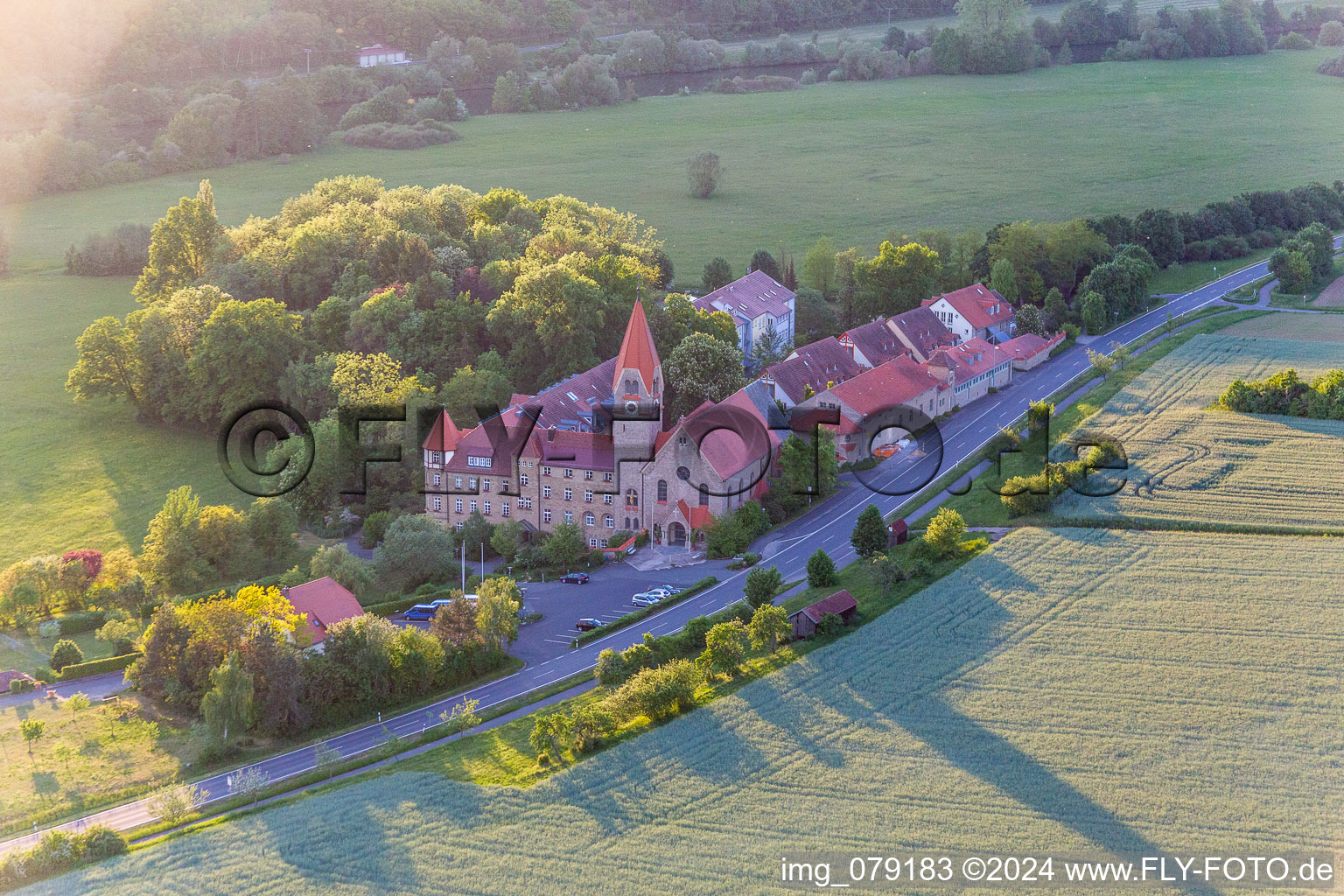 Luftbild von Gebäudekomplex des Mädchenpensionat Antonia-Werr-Zentrum im Kloster in Kloster St. Ludwig in Wipfeld im Bundesland Bayern, Deutschland