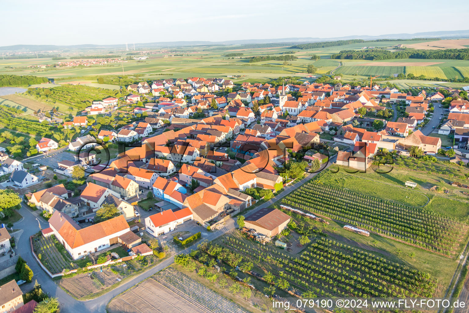 Dorf - Ansicht am Rande von landwirtschaftlichen Feldern und Nutzflächen im Ortsteil Lindach in Kolitzheim im Bundesland Bayern, Deutschland