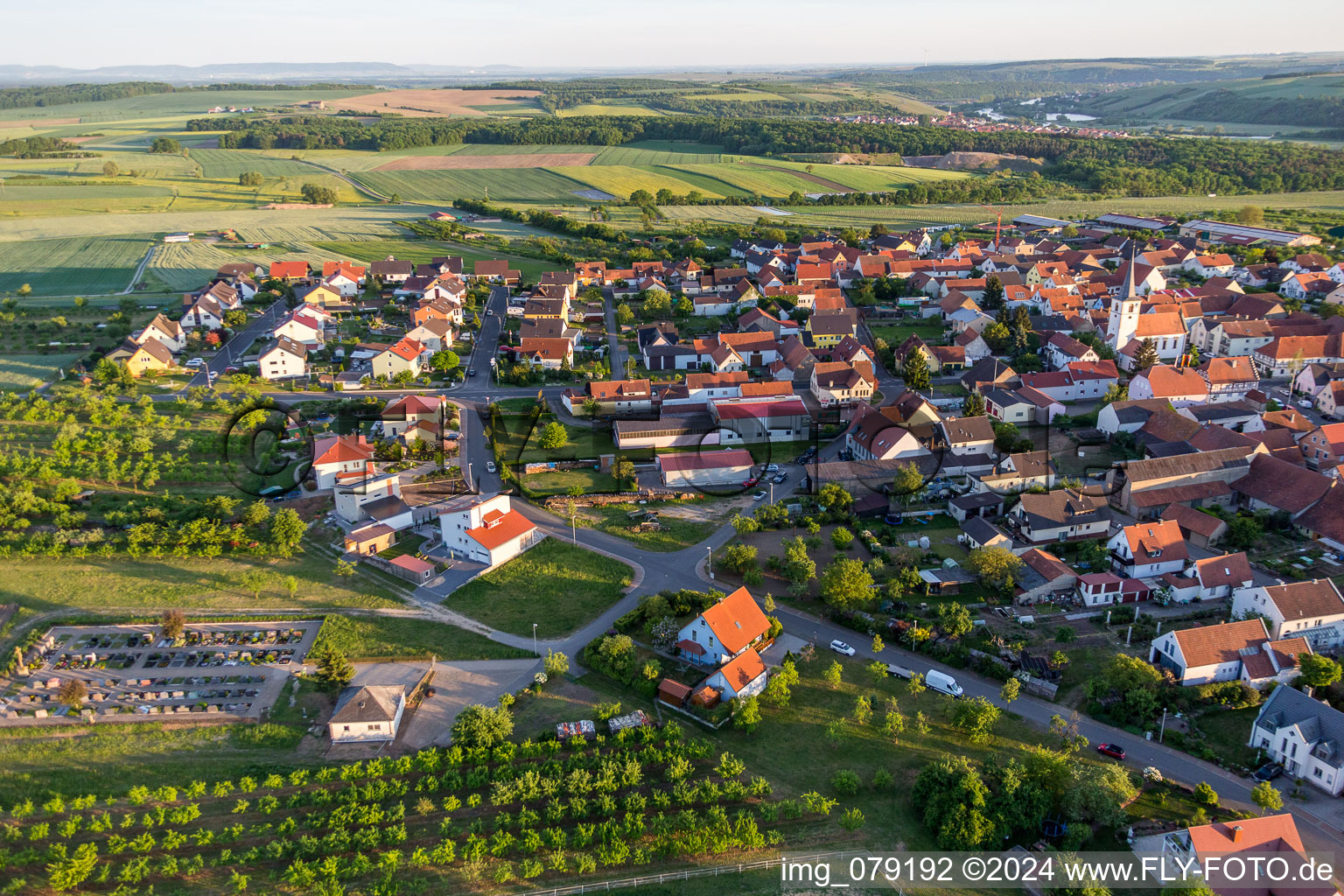 Luftbild von Dorf - Ansicht am Rande von landwirtschaftlichen Feldern und Nutzflächen im Ortsteil Lindach in Kolitzheim im Bundesland Bayern, Deutschland