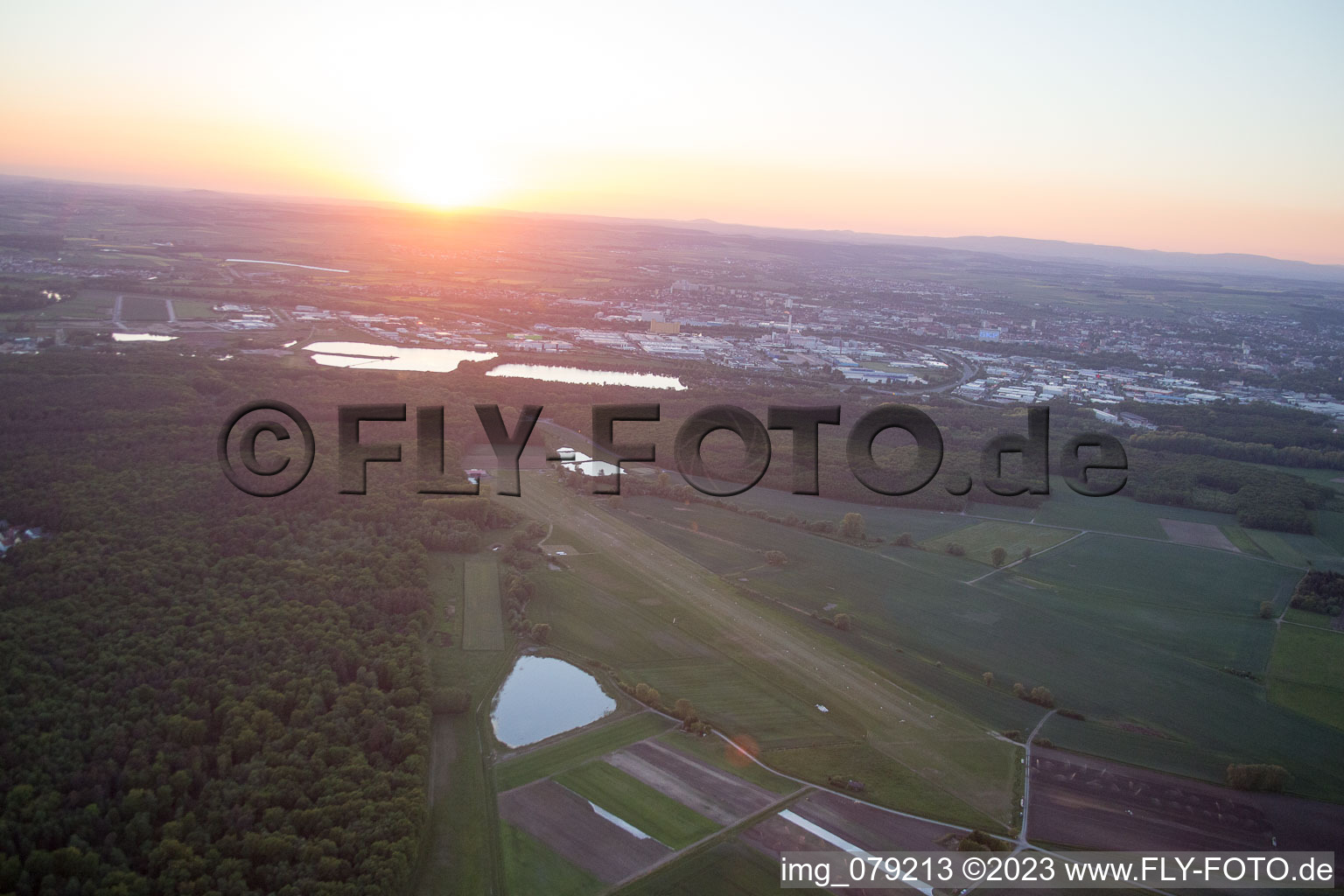 Luftbild von Schweinfurt, EDFS bei Sunset im Bundesland Bayern, Deutschland