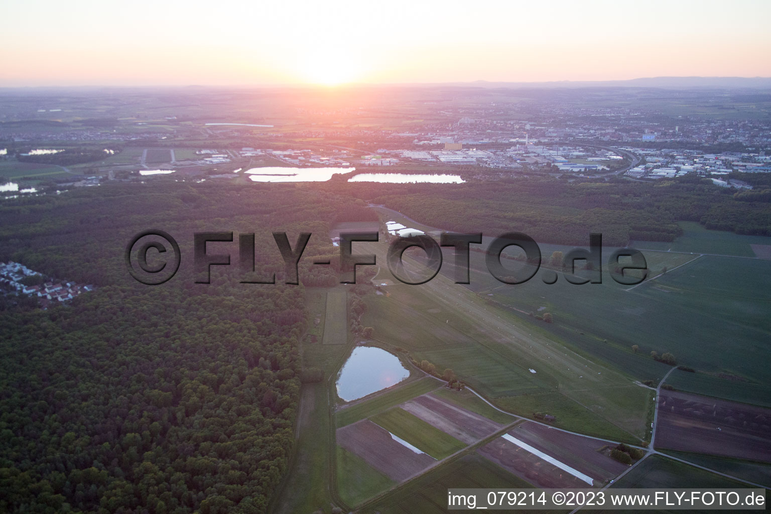 Luftaufnahme von Schweinfurt, EDFS bei Sunset im Bundesland Bayern, Deutschland