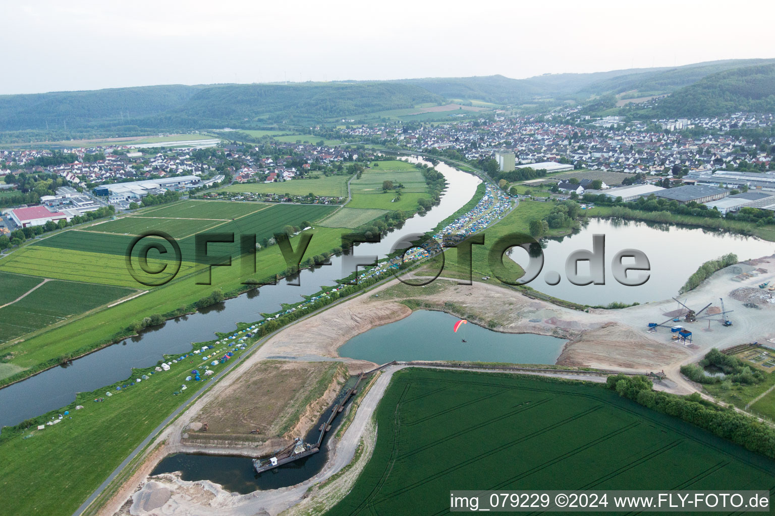 Uferbereiche am Flußverlauf der Weser in Beverungen im Bundesland Nordrhein-Westfalen, Deutschland