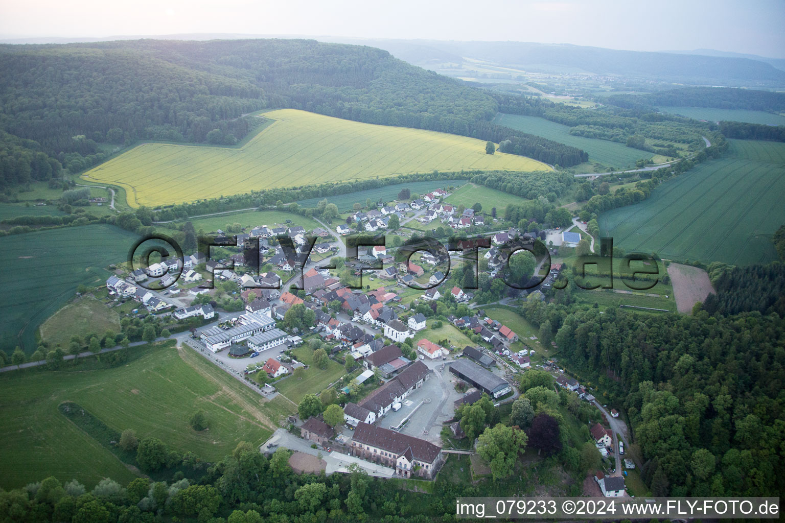 Ortsansicht der Straßen und Häuser der Wohngebiete im Ortsteil Blankenau in Beverungen im Bundesland Nordrhein-Westfalen, Deutschland
