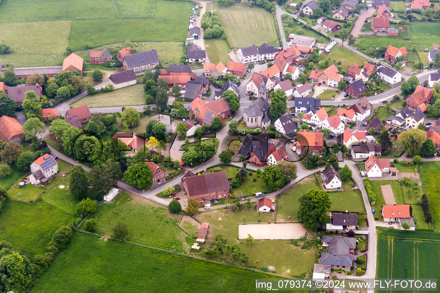 Dorf - Ansicht am Rande von landwirtschaftlichen Feldern und Nutzflächen im Ortsteil Rolfzen in Steinheim im Bundesland Nordrhein-Westfalen, Deutschland