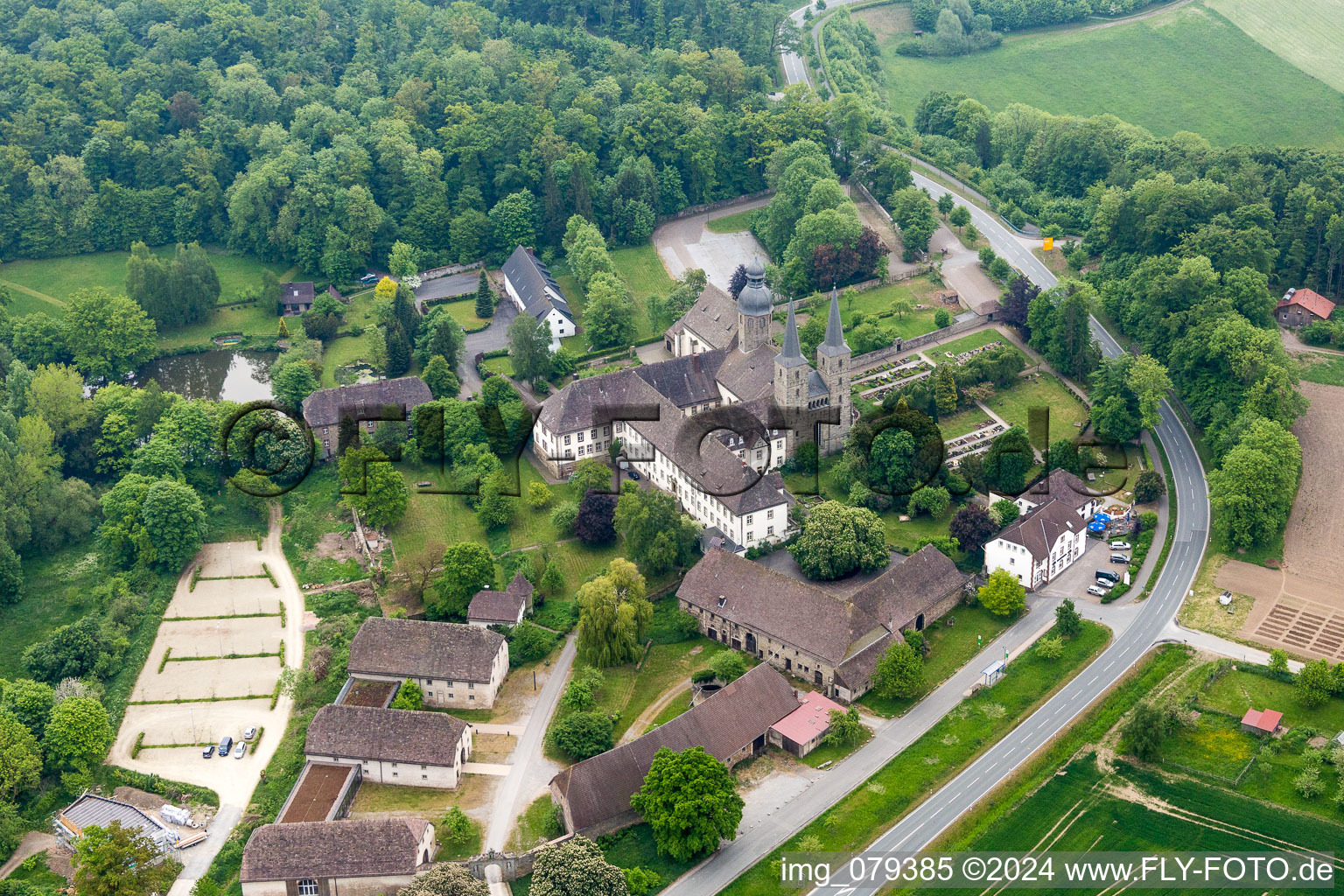 Gebäudekomplex des Klosters und Abteikirche St. Jakobus der Ältere in Marienmünster im Bundesland Nordrhein-Westfalen, Deutschland