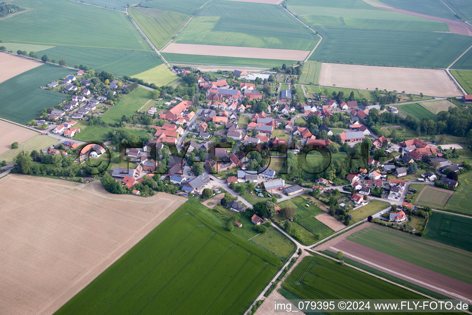 Dorf - Ansicht am Rande von landwirtschaftlichen Feldern und Nutzflächen im Ortsteil Esperde in Emmerthal im Bundesland Niedersachsen, Deutschland
