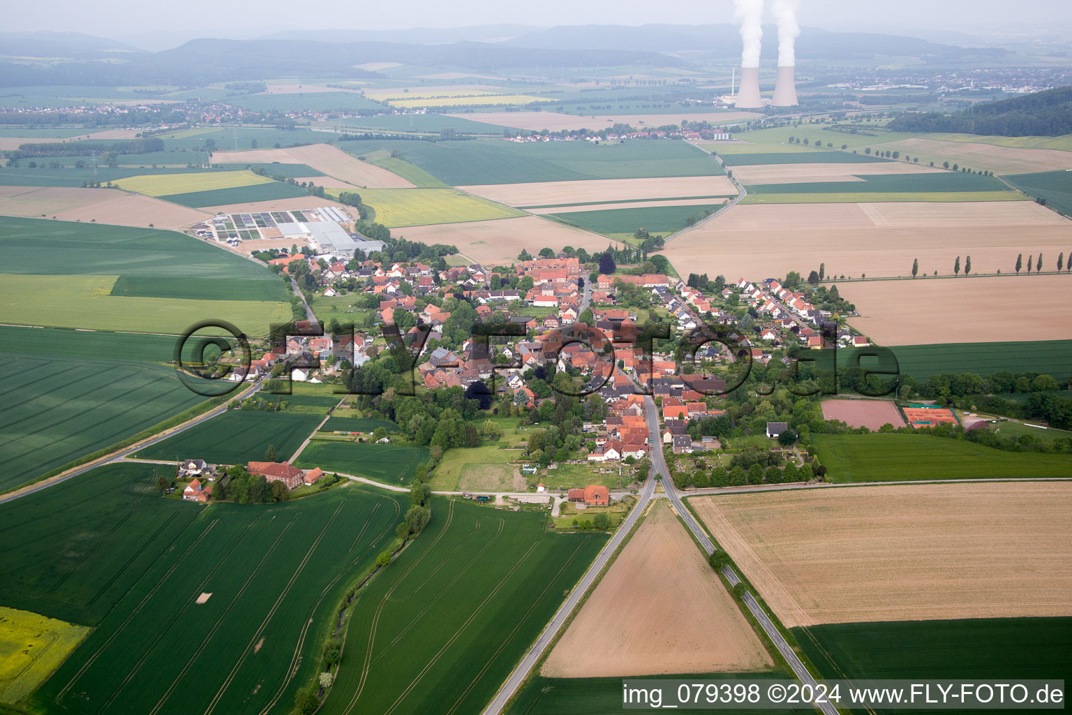 Dorf - Ansicht am Rande von landwirtschaftlichen Feldern und Nutzflächen in Börry in Emmerthal im Bundesland Niedersachsen, Deutschland