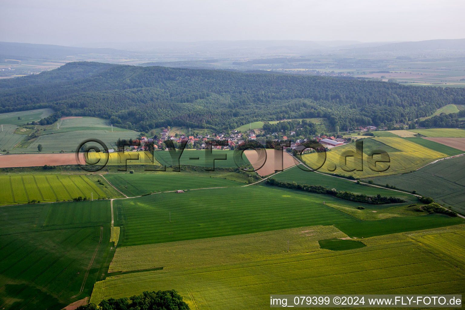 Dorf - Ansicht am Rande von landwirtschaftlichen Feldern und Nutzflächen in Voremberg im Bundesland Niedersachsen, Deutschland