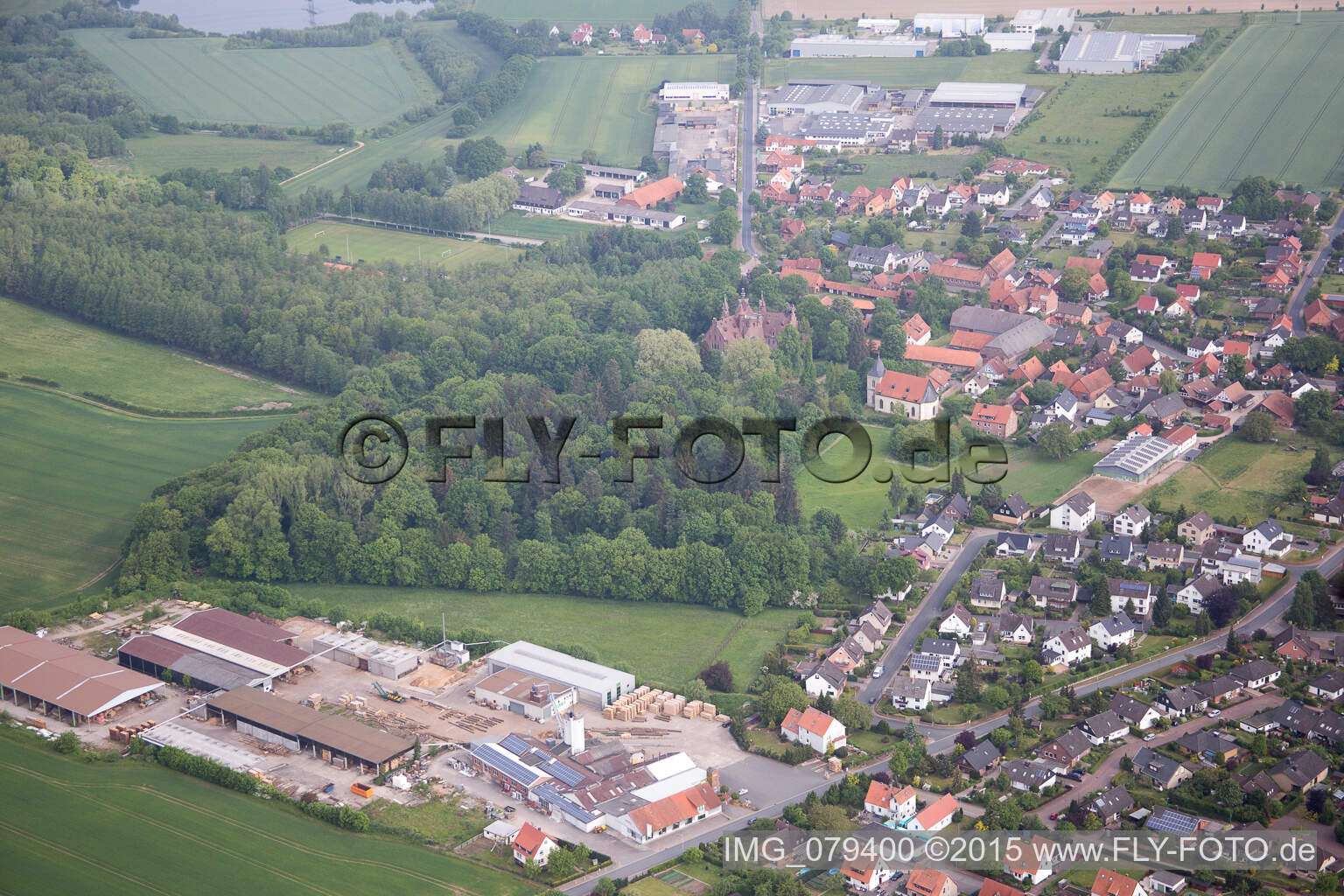 Dorf - Ansicht am Rande von landwirtschaftlichen Feldern und Nutzflächen im Ortsteil Hastenbeck in Hameln im Bundesland Niedersachsen, Deutschland