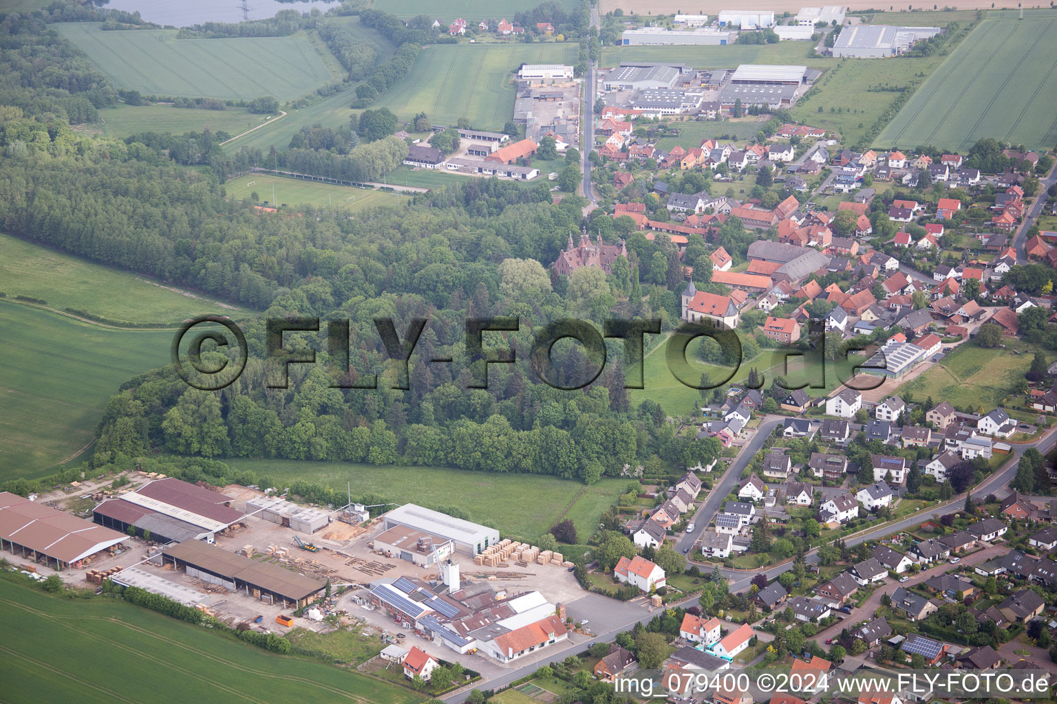 Dorf - Ansicht am Rande von landwirtschaftlichen Feldern und Nutzflächen im Ortsteil Hastenbeck in Hameln im Bundesland Niedersachsen, Deutschland